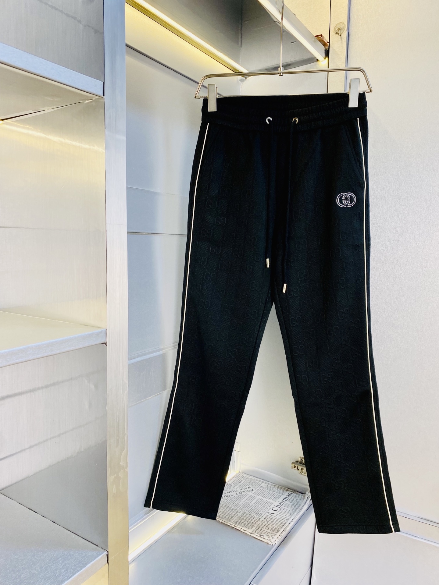 NO:597510,Dark pattern jacquard. Original item from the official website. Can wear 200 pounds of Gucci. Simple and fashionable. Autumn and winter casual trousers, sweatpants, elastic pants, straight-leg trousers, very comfortable to wear. Low-key yet luxurious. It is very classy to wear. There is no need to say much about the trousers style and tailoring. The upper body is exquisite and lively. Really first-class and top-quality materials. Really palace-level casual pants and elastic pants, using Turkish cotton to produce the most famous denim fabric.  The quality is outstanding, the pants are very soft after heavy washing!  The straight-leg version is not picky, the upper body is absolutely stylish, the expert design is extremely luxurious. Size: M-3XL,,gucci,alexander wang19860909暗纹提花 官网原单货 可穿200斤古奇Gucci 简约时尚 秋冬款休闲裤卫裤松紧裤直筒裤长裤身穿着非常舒适 低调不失奢华 穿出去非常有档次,裤型款式和裁剪亦无需多言 上身精致跃然.真正一等一顶级质料 真正殿堂级的休闲裤松紧裤,选用土耳其的棉花 生产出最有名的单宁布 品质卓然,经过重水洗使得裤子很柔软！直脚的版型 不挑人 上身绝对的有型 达人设计 极度奢华.码数:M-3XL,,gucci,alexander wang,Men's clothing