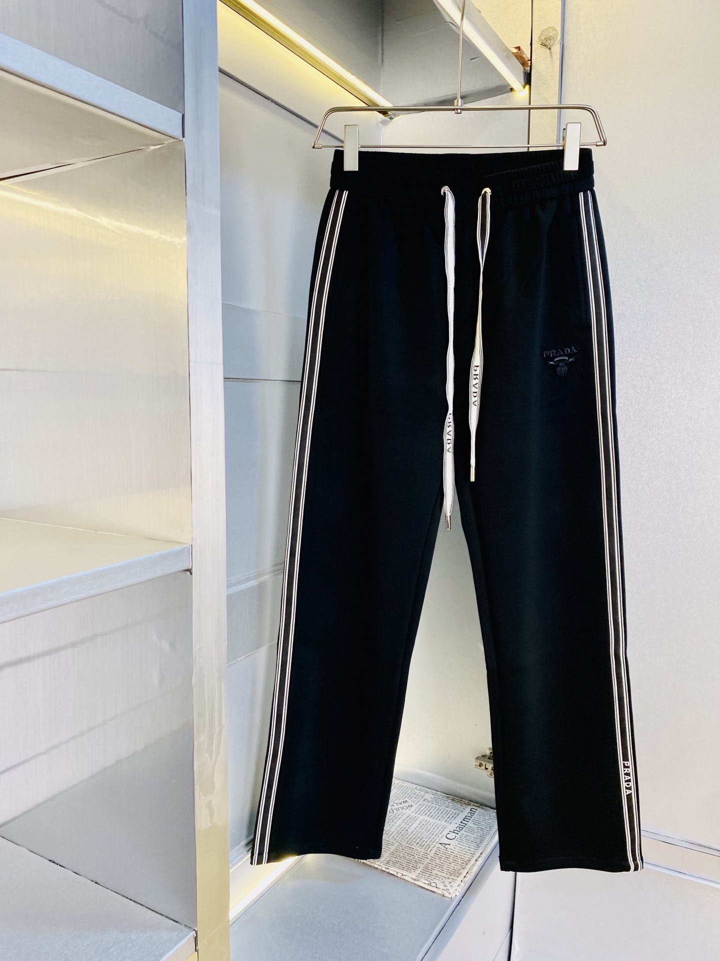 NO:597512,Original item from the official website, can wear 200 pounds Prada, simple and fashionable, autumn and winter casual pants, sweatpants, elastic pants, straight-leg pants, very comfortable to wear, low-key yet luxurious, very classy to wear, no need to say much about the style and cut of the pants, the upper body is exquisite and vivid. Really first-class top quality materials. Truly top-grade casual pants and elastic pants, using Turkish cotton to produce the most famous denim fabric. The quality is outstanding, and the pants are very soft after heavy washing!  The straight-leg version is not picky and the upper body is absolutely stylish. Expert design is extremely luxurious. Size: M-3XL, prada, prada, alexander wang19860909官网原单货 可穿200斤普拉达Prada 简约时尚 秋冬款休闲裤卫裤松紧裤直筒裤长裤身穿着非常舒适 低调不失奢华 穿出去非常有档次,裤型款式和裁剪亦无需多言 上身精致跃然.真正一等一顶级质料 真正殿堂级的休闲裤松紧裤,选用土耳其的棉花 生产出最有名的单宁布 品质卓然,经过重水洗使得裤子很柔软！直脚的版型 不挑人 上身绝对的有型 达人设计 极度奢华.码数:M-3XL,,prada,prada,alexander wang,Men's clothing