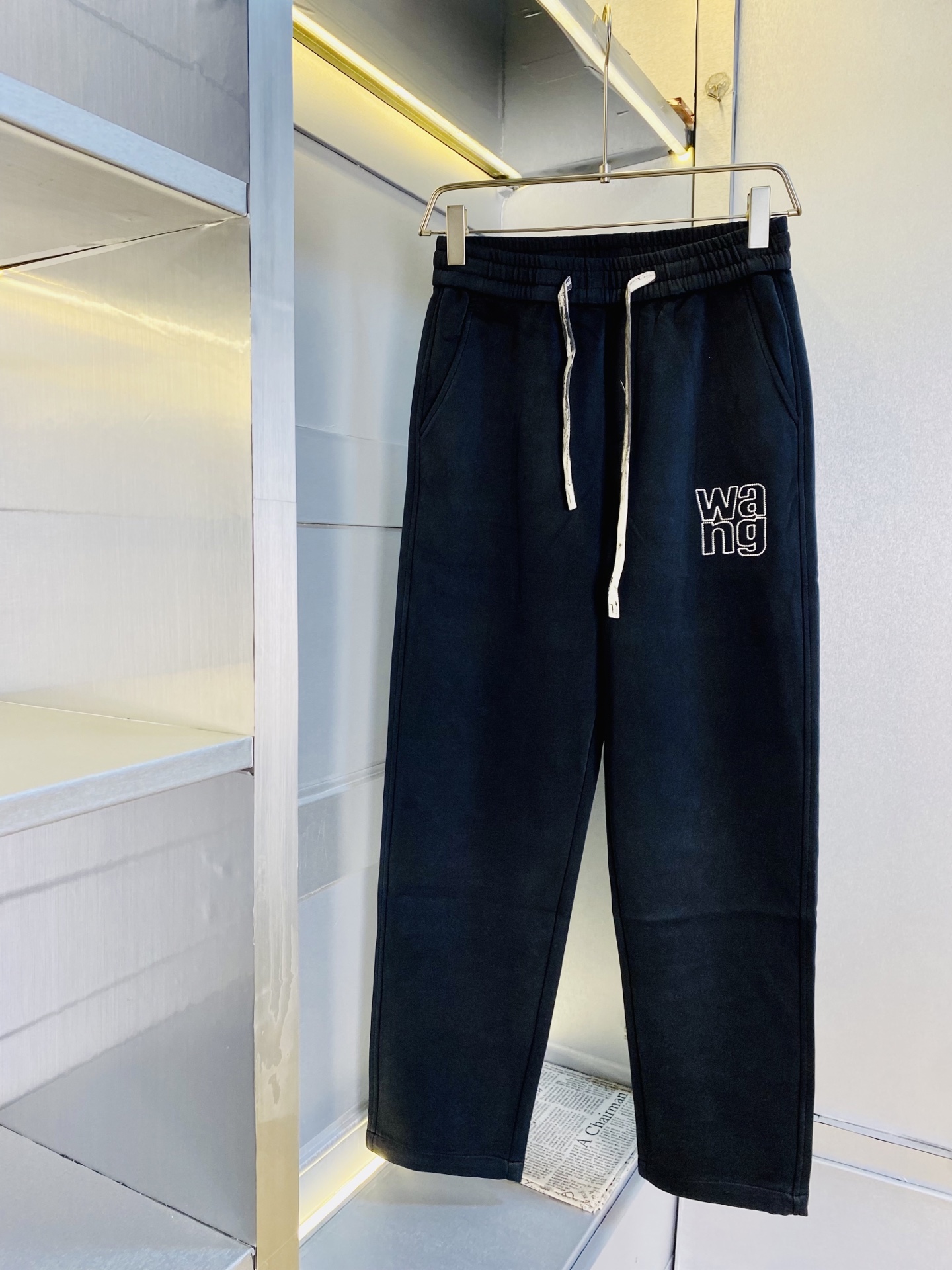 NO:529077,The original official website can wear 200 kilograms of Alexander Wang. Simple and fashionable. Autumn and winter casual pants, wardrobe elastic pants, straight trousers, trousers, very comfortable to wear, low-key and luxurious, very classy when worn, and there is no need to say much about the trousers and cuts. The upper body is exquisite and vivid. The truly first-class quality is the real-class casual pants, elastic pants, and the choice of Turkish cotton to produce the most famous tannin cloth. The quality is excellent, and the pants are soft after heavy washing!  Straight-footed style, not picky, absolutely stylish, expert design, extremely luxurious. Number of codes: M-3XL, alexander wang, alexander wang19860909官网原单货 可穿200斤亚历山大王Wang 简约时尚 秋冬款休闲裤卫裤松紧裤直筒裤长裤身穿着非常舒适 低调不失奢华 穿出去非常有档次,裤型款式和裁剪亦无需多言 上身精致跃然.真正一等一顶级质料 真正殿堂级的休闲裤松紧裤,选用土耳其的棉花 生产出最有名的单宁布 品质卓然,经过重水洗使得裤子很柔软！直脚的版型 不挑人 上身绝对的有型 达人设计 极度奢华.码数:M-3XL,,alexander wang,alexander wang,Men's clothing