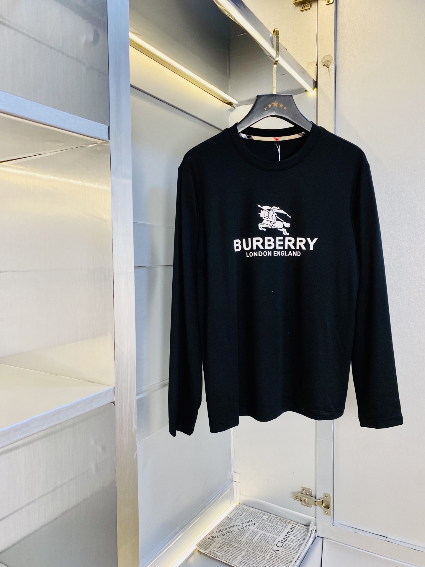 NO:610971,The original item from the official website can wear 210 pounds of Burberry 2025 autumn style!  New bottoming shirt, long-sleeved T-shirt, double mercerized cotton, high version and high quality, original fabric, the same style as Internet celebrity stars, mold customization hardware accessories, very comfortable, super versatile and good-looking, non-market ordinary version, feel free to compare, quality is absolutely guaranteed, color pictures, sizes M-4XL,, burberry, burberry, tees, t-shirt, alexander wang19860909官网原单货 可穿210斤巴宝莉Burberry 2025秋款！新款打底衫长袖T恤 双丝光棉 高版本高品质 原版面料网红明星同款 开模定制五金辅料 感非常舒服 超级百搭好看的一款 非市场普通版本 随意对比 品质绝对保证 颜色图色 尺码M-4XL,,burberry,burberry,tees，t-shirt,alexander wang,Men's clothing