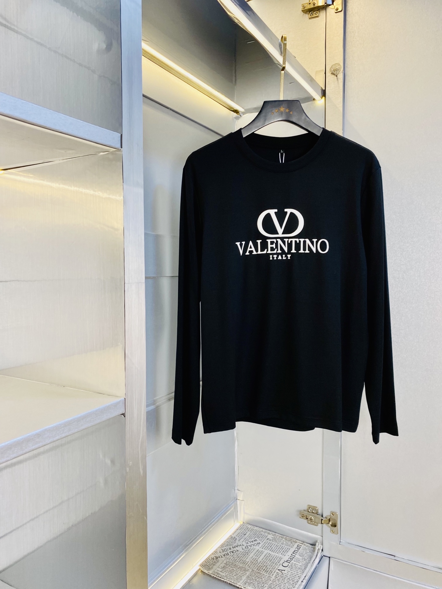 NO:545833,The original item from the official website can wear 210 pounds of Valentino autumn style!  New bottoming shirt, long-sleeved T-shirt, double mercerized cotton, high version and high quality, original fabric, the same style as Internet celebrity stars, mold customization hardware accessories, very comfortable, super versatile and good-looking, non-market ordinary version, feel free to compare, quality is absolutely guaranteed, color pictures, sizes M-4XL, valentino, valentino, tees, t-shirt, alexander wang19860909官网原单货 可穿210斤华伦天奴Valentino 秋款！新款打底衫长袖T恤 双丝光棉 高版本高品质 原版面料网红明星同款 开模定制五金辅料 感非常舒服 超级百搭好看的一款 非市场普通版本 随意对比 品质绝对保证 颜色图色 尺码M-4XL,,valentino,valentino,tees，t-shirt,alexander wang,Men's clothing