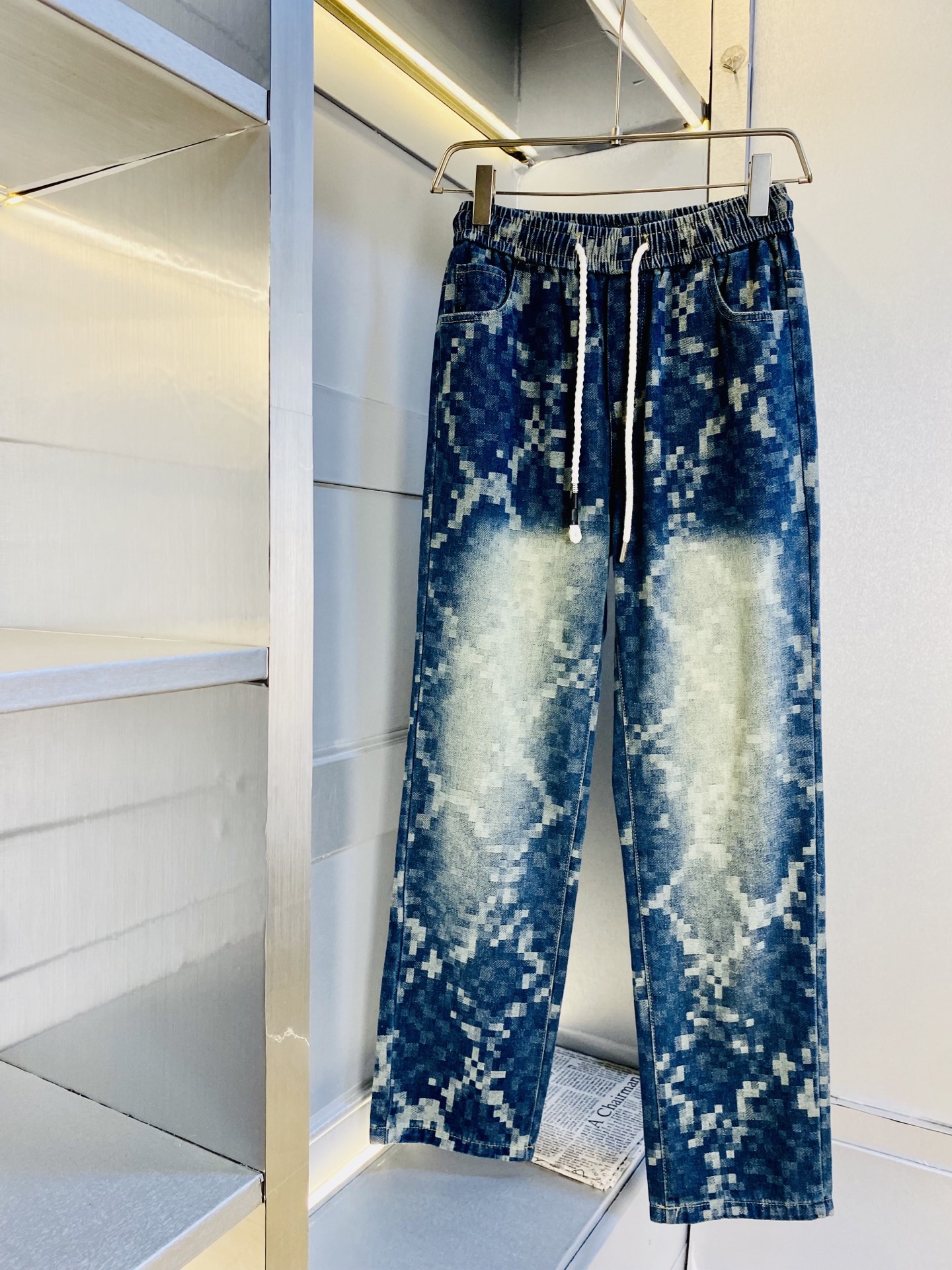 NO:545815,The official website is original product, can be worn by Louis Vuitton Lv, simple and fashionable, autumn and winter hoodies, elastic pants, casual pants, trousers, jeans, wide-leg pants, very comfortable to wear, low-key and luxurious, very classy when worn, and there is no need to say much about the trouser style and cutting. The upper body is exquisite and vivid. It is truly first-class, top-notch material, truly palace-level, and the most famous tannin cloth is produced. It is of excellent quality, and it is heavily washed to make the pants very soft!  Straight-footed style, not picky, the upper body is absolutely stylish, the waist is inlaid with silver jewelry, extremely luxurious. Number of sizes: S-4XL,,louis vuitton,louis vuitton,jeans,alexander wang19860909官网原单货 可穿斤路易威登Lv 简约时尚 秋冬款卫裤松紧裤休闲裤长裤牛仔裤阔腿裤身穿着非常舒适 低调不失奢华 穿出去非常有档次,裤型款式和裁剪亦无需多言 上身精致跃然.真正一等一顶级质料 真正殿堂级 生产出最有名的单宁布 品质卓然,经过重水洗使得裤子很柔软！直脚的版型 不挑人 上身绝对的有型 裤腰镶嵌银饰达人设计 极度奢华.码数:S-4XL,,louis vuitton,louis vuitton,jeans,alexander wang,Men's clothing