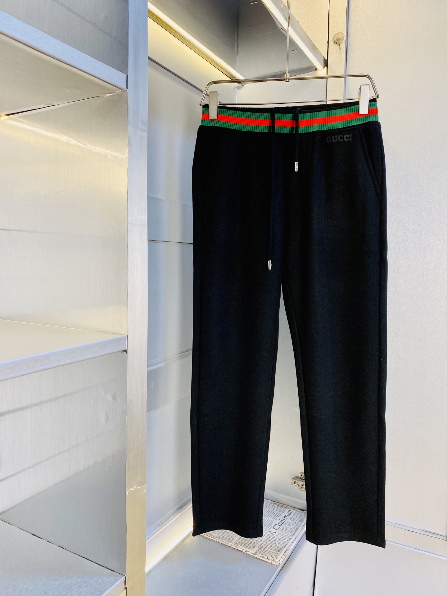 NO:545795,Wool pants, official website original item, can be worn jin Gucci, simple and fashionable, autumn and winter new casual pants, sweatpants, wardrobe pants, elastic pants, wide-leg pants, long pants, very comfortable to wear, low-key and luxurious, very classy when worn, there is no need to say much about the trousers and cuts, the upper body is exquisite and vivid. The truly first-class material, the truly palace-grade casual pants, elastic pants, choose Turkish cotton, produce the most famous tannin cloth, the quality is excellent, and the pants are very soft after heavy washing!  Straight-footed style, not picky, absolutely stylish, expert design, extremely luxurious. Number of codes: M-4XL, gucci, alexander wang19860909羊毛裤 官网原单货 可穿斤古奇Gucci 简约时尚 秋冬新款休闲裤运动裤卫裤松紧裤阔腿裤长裤身穿着非常舒适 低调不失奢华 穿出去非常有档次,裤型款式和裁剪亦无需多言 上身精致跃然.真正一等一顶级质料 真正殿堂级的休闲裤松紧裤,选用土耳其的棉花 生产出最有名的单宁布 品质卓然,经过重水洗使得裤子很柔软！直脚的版型 不挑人 上身绝对的有型 达人设计 极度奢华.码数:M-4XL,,gucci,alexander wang,Men's clothing