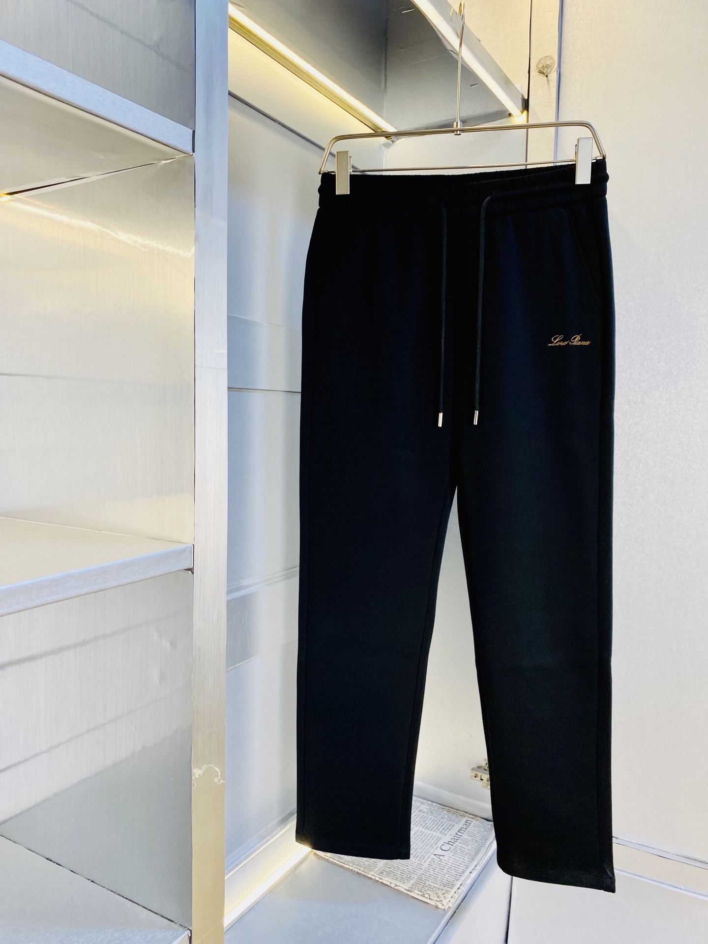 NO:608811,The original item from the official website can wear 220 pounds of Nuoyoupanya Lp, simple and fashionable, new autumn and winter casual pants, sports pants, sweatpants, elasticated pants, wide-leg pants, long pants, very comfortable to wear, low-key yet luxurious, very classy to wear, no need to say much about the pants style and cut. The upper body is exquisite and vivid. Really first-class and top-quality materials. Really palace-level casual pants and elastic pants, using Turkish cotton to produce the most famous denim fabric.  The quality is outstanding, the pants are very soft after heavy washing!  The straight-leg version is not picky, the upper body is absolutely stylish, the expert design is extremely luxurious. Size: M-4XL, loro piana, alexander wang19860909官网原单货 可穿220斤诺悠翩雅Lp简约时尚 秋冬新款休闲裤运动裤卫裤松紧裤阔腿裤长裤身穿着非常舒适 低调不失奢华 穿出去非常有档次,裤型款式和裁剪亦无需多言 上身精致跃然.真正一等一顶级质料 真正殿堂级的休闲裤松紧裤,选用土耳其的棉花 生产出最有名的单宁布 品质卓然,经过重水洗使得裤子很柔软！直脚的版型 不挑人 上身绝对的有型 达人设计 极度奢华.码数:M-4XL,,loro piana,alexander wang,Men's clothing