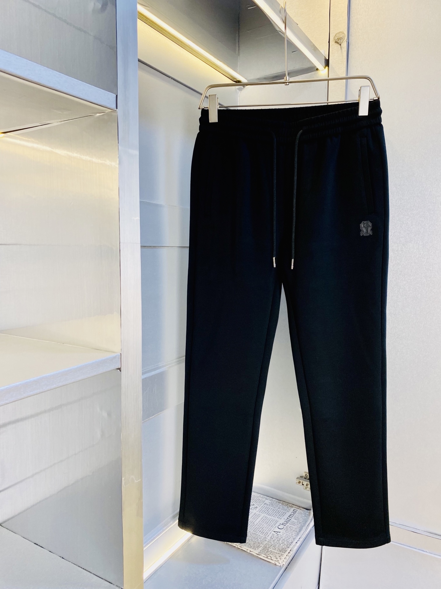 NO:608818,Original item from the official website, can wear 220 pounds BC, simple and fashionable, new autumn and winter casual pants, sports pants, sweat pants, elastic pants, wide-leg pants, long pants, very comfortable to wear, low-key yet luxurious, very classy to wear, and the style and cut of the pants need no introduction. The upper body is exquisite and vivid. Really first-class and top-quality materials. Really top-grade casual pants and elastic pants, using Turkish cotton to produce the most famous denim fabric. The quality is outstanding, and the pants are very soft after heavy washing!  The straight-leg version is not picky, the upper body is absolutely stylish, the expert design is extremely luxurious. Size: M-4XL,,alexander wang19860909官网原单货 可穿220斤Bc 简约时尚 秋冬新款休闲裤运动裤卫裤松紧裤阔腿裤长裤身穿着非常舒适 低调不失奢华 穿出去非常有档次,裤型款式和裁剪亦无需多言 上身精致跃然.真正一等一顶级质料 真正殿堂级的休闲裤松紧裤,选用土耳其的棉花 生产出最有名的单宁布 品质卓然,经过重水洗使得裤子很柔软！直脚的版型 不挑人 上身绝对的有型 达人设计 极度奢华.码数:M-4XL,,alexander wang,Men's clothing