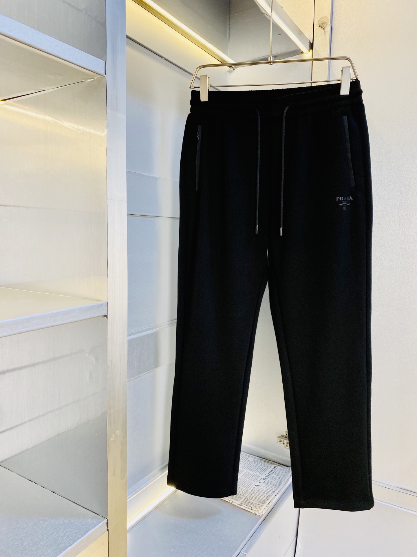 NO:545806,The original official website is available for wearing Prada Prada. Simple and fashionable. The new autumn and winter casual pants, sweatpants, wardrobe elastic pants, wide-leg pants, long pants, very comfortable to wear, low-key and luxurious, very classy when worn, and there is no need to say much about the trousers and cuts. The upper body is exquisite and vivid. The truly first-class material. The truly palace-level casual pants, elastic pants, are made of Turkey's cotton, produce the most famous tannin cloth. The quality is excellent, and the pants are soft after heavy washing!  Straight-footed style, not picky, absolutely stylish, expert design, extremely luxurious. Number of codes: M-4XL, prada, prada, alexander wang19860909官网原单货 可穿斤普拉达Prada 简约时尚 秋冬新款休闲裤运动裤卫裤松紧裤阔腿裤长裤身穿着非常舒适 低调不失奢华 穿出去非常有档次,裤型款式和裁剪亦无需多言 上身精致跃然.真正一等一顶级质料 真正殿堂级的休闲裤松紧裤,选用土耳其的棉花 生产出最有名的单宁布 品质卓然,经过重水洗使得裤子很柔软！直脚的版型 不挑人 上身绝对的有型 达人设计 极度奢华.码数:M-4XL,,prada,prada,alexander wang,Men's clothing