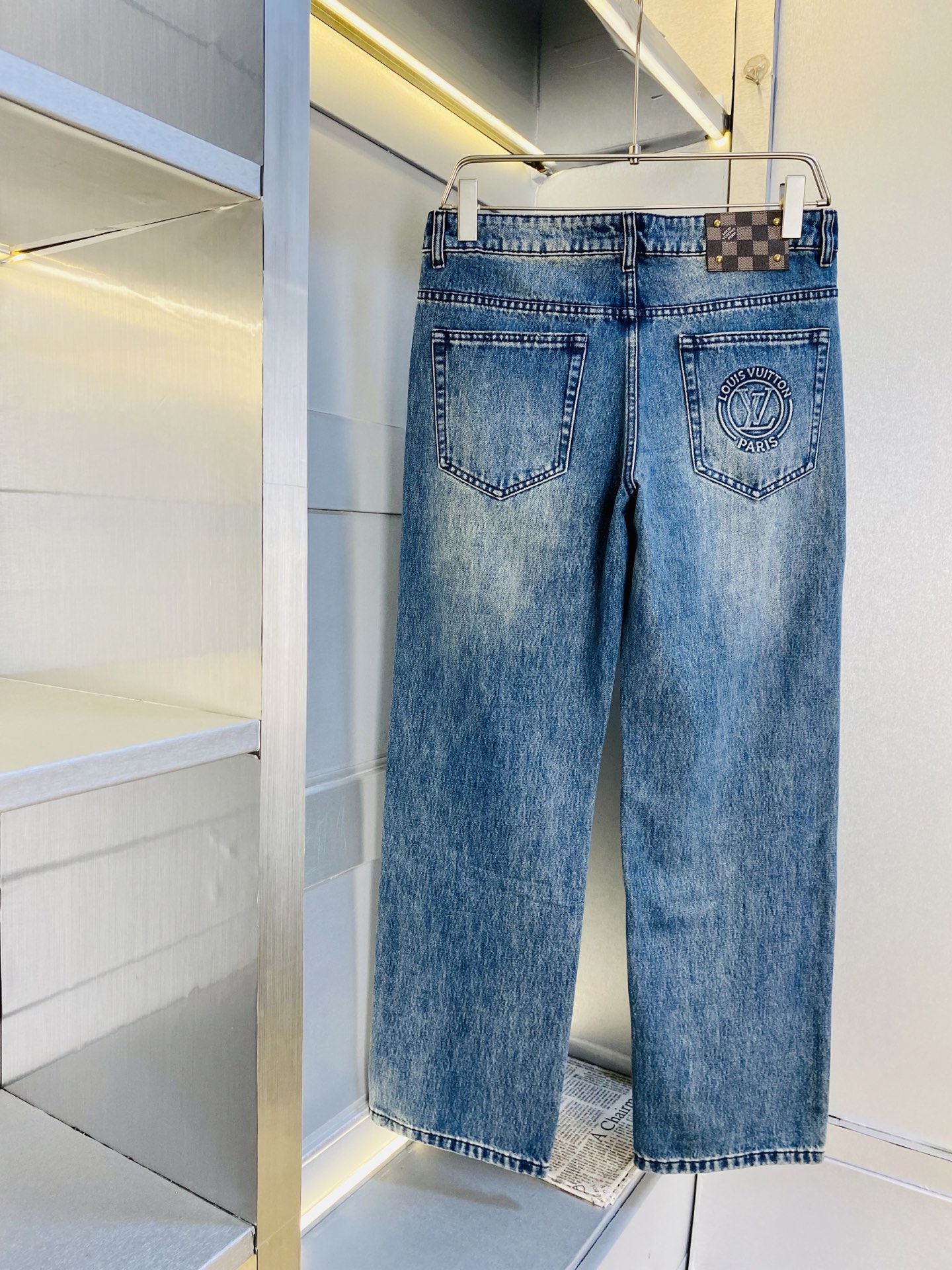 NO:613327,Original item, official website model, wearable, Louis Vuitton Lv 2025 autumn and winter new models are available at the counter simultaneously, fashionable casual pants, straight-leg jeans and stretch jeans, imported original fabrics, upper body is comfortable and breathable, top-notch craftsmanship hardware accessories. Extremely high grade, super correct version, fashionable and stylish upper body!  A wardrobe essential!  Size 30-38,,louis vuitton,louis vuitton,jeans,alexander wang19860909原单货官网款 可穿斤 路易威登Lv 2025 秋冬新款专柜同步有售,时尚休闲裤直筒牛仔裤弹力牛仔裤,进口原版面料,上身舒适透气,顶级工艺五金配饰.档次极高,版型超正,上身时尚有型！衣橱必备单品！尺码30-38,,louis vuitton,louis vuitton,jeans,alexander wang,Men's clothing