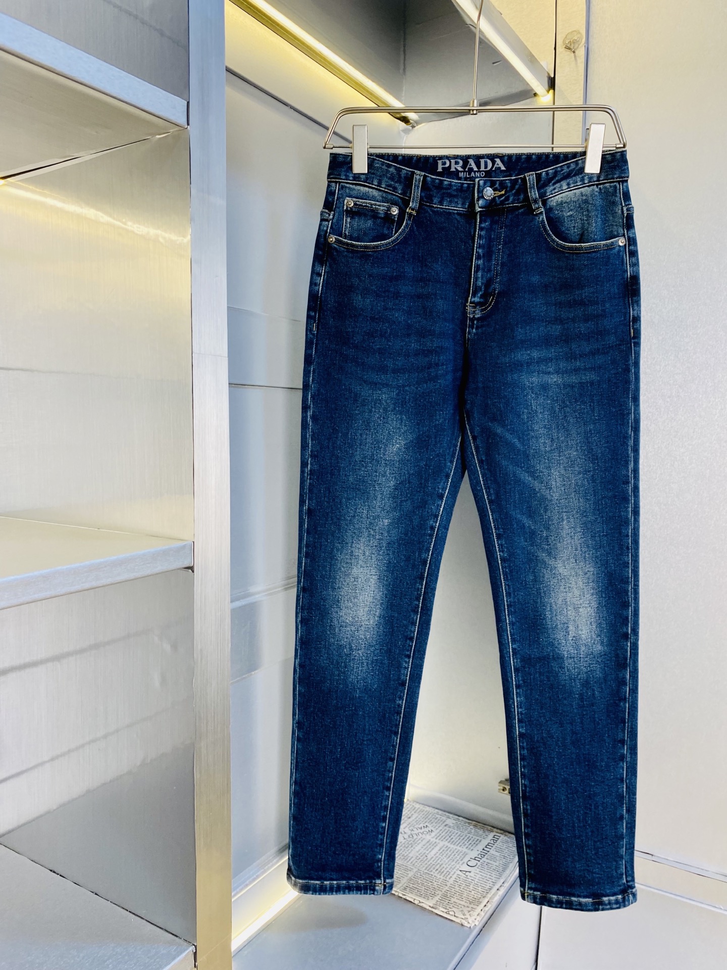 NO:613329,Original item, official website model, wearable, Prada 2025 autumn and winter new styles are available at the counter simultaneously, fashionable casual pants, straight-leg jeans and stretch jeans, imported original fabrics, upper body is comfortable and breathable, top-notch craftsmanship hardware accessories. Extremely high grade, super correct fit, fashionable and stylish upper body!  A wardrobe essential!  Size 30-38,,prada,prada,jeans,alexander wang19860909原单货官网款 可穿斤 普拉达Prada 2025 秋冬新款专柜同步有售,时尚休闲裤直筒牛仔裤弹力牛仔裤,进口原版面料,上身舒适透气,顶级工艺五金配饰.档次极高,版型超正,上身时尚有型！衣橱必备单品！尺码30-38,,prada,prada,jeans,alexander wang,Men's clothing