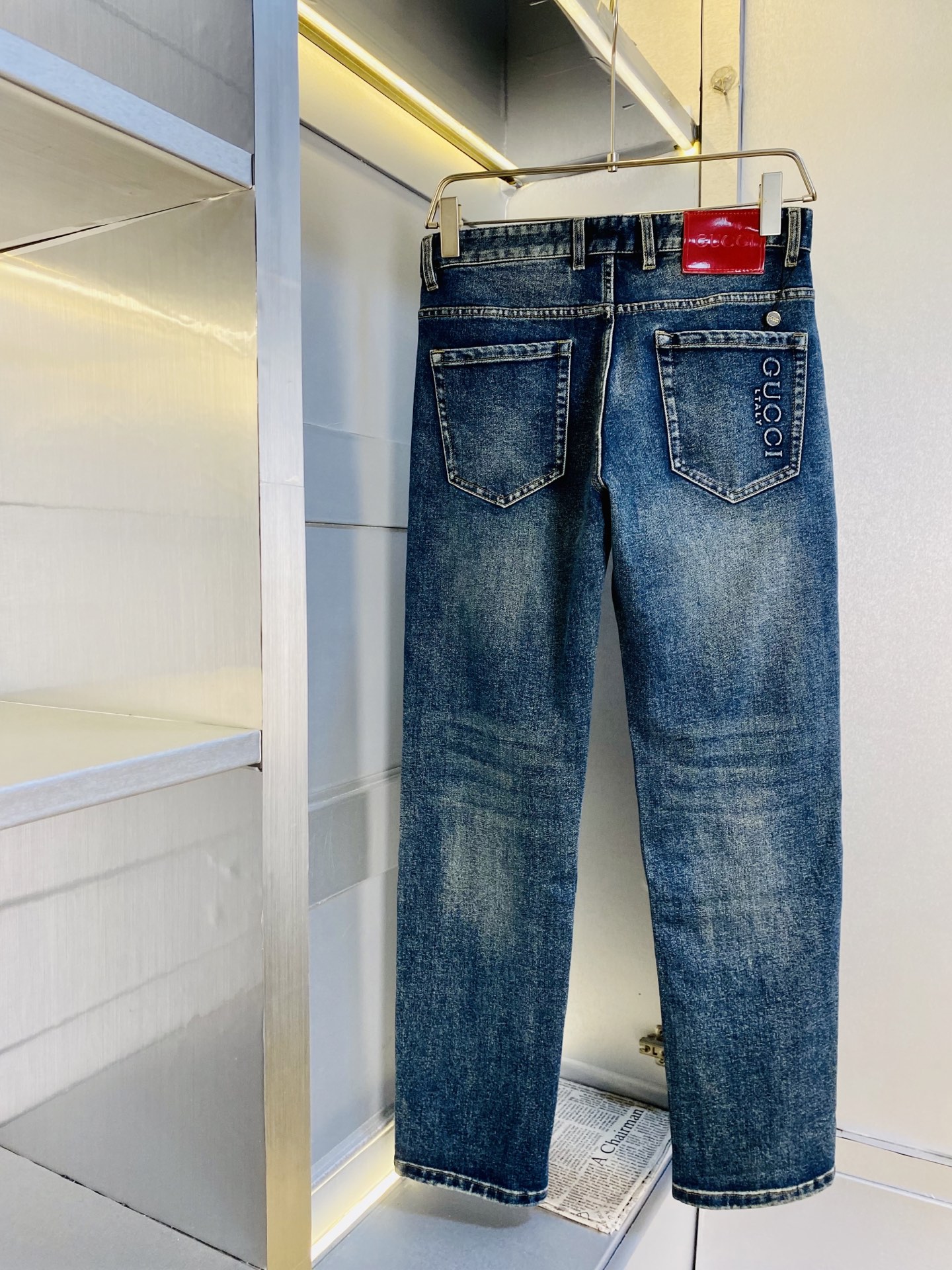 NO:608797,Original item, official website model, wearable, Gucci 2025 autumn and winter new models are available at the counter simultaneously, fashionable casual pants, straight-leg jeans and stretch jeans, imported original fabrics, upper body is comfortable and breathable, top-notch craftsmanship hardware accessories. Extremely high grade, super correct version, fashionable and stylish upper body!  A wardrobe essential!  Size 30-38,,gucci,jeans,alexander wang19860909原单货官网款 可穿斤 古奇Gucci 2025 秋冬新款专柜同步有售,时尚休闲裤直筒牛仔裤弹力牛仔裤,进口原版面料,上身舒适透气,顶级工艺五金配饰.档次极高,版型超正,上身时尚有型！衣橱必备单品！尺码30-38,,gucci,jeans,alexander wang,Men's clothing