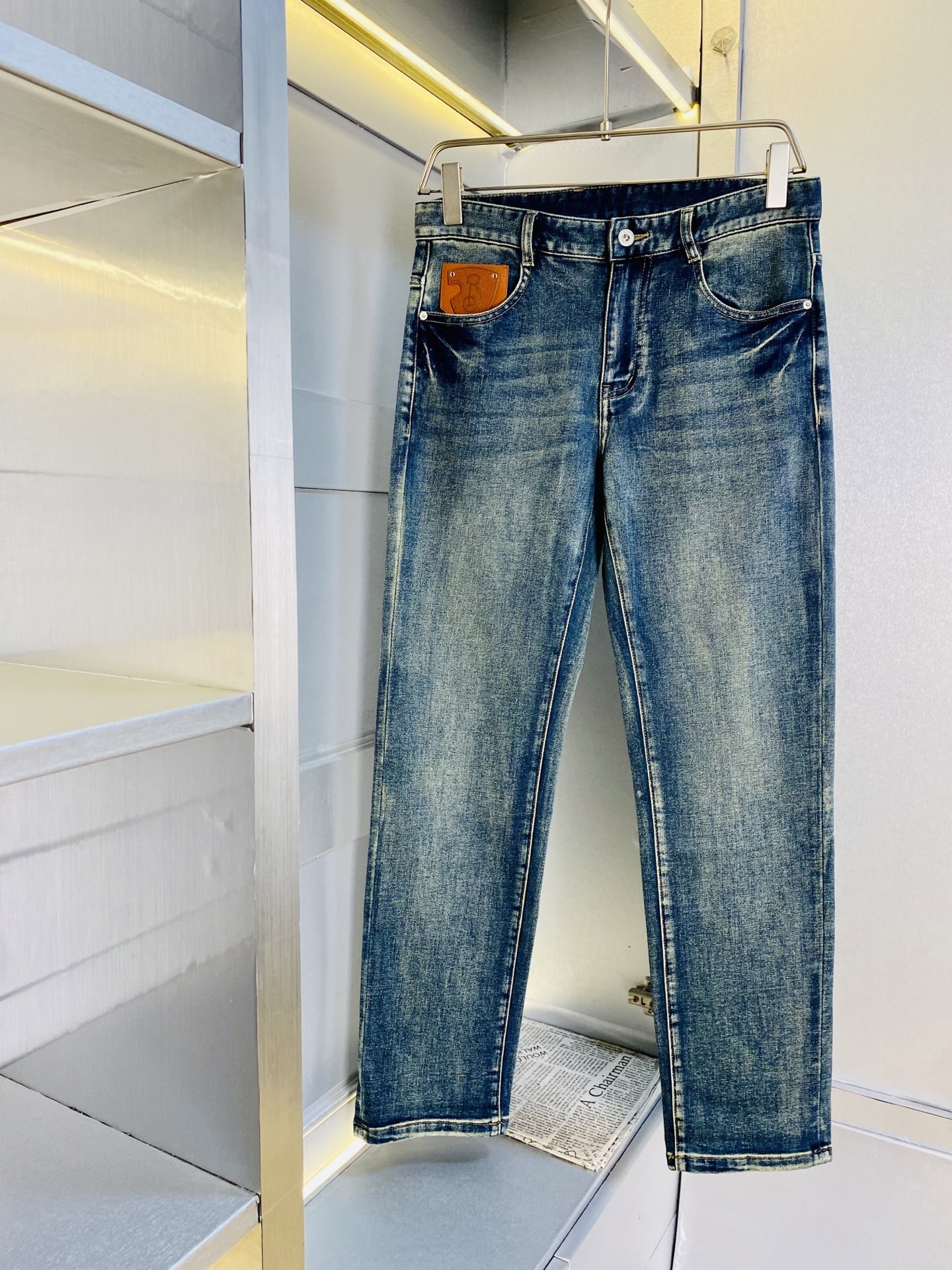 NO:608801,Original item, official website model, wearable, Burberry 2025 autumn and winter new styles are available at the counter simultaneously, fashionable casual pants, straight-leg jeans and stretch jeans, imported original fabrics, upper body is comfortable and breathable, top-notch craftsmanship hardware accessories. Extremely high grade, super correct fit, fashionable and stylish upper body!  A wardrobe essential!  Size 30-38,,burberry,burberry,jeans,alexander wang19860909原单货官网款 可穿斤 巴宝莉Burberry 2025 秋冬新款专柜同步有售,时尚休闲裤直筒牛仔裤弹力牛仔裤,进口原版面料,上身舒适透气,顶级工艺五金配饰.档次极高,版型超正,上身时尚有型！衣橱必备单品！尺码30-38,,burberry,burberry,jeans,alexander wang,Men's clothing