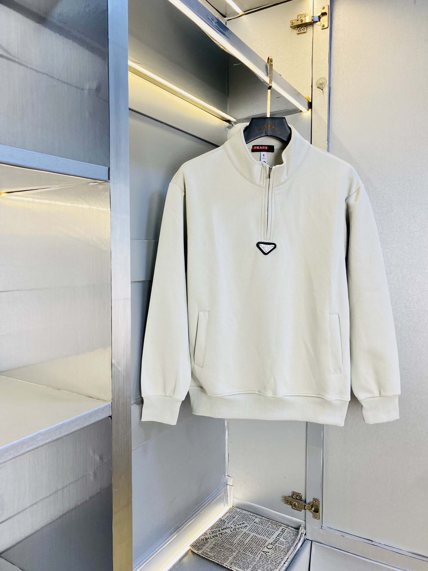 NO:610960,Original items from the official website Prada 2025 Autumn and Winter models!  New lapel long-sleeved sweatshirt. High version and high quality. The original fabric is the same as that of Internet celebrity stars. Open mold to customize hardware and accessories. Very comfortable. Super versatile and good-looking. Non-market ordinary version. Compare at will. Quality is absolutely guaranteed. Color pictures and colors. Sizes M-3XL, prada, prada, hoodie, sweatshirts, alexander wang19860909官网原单货 普拉达Prada 2025秋冬款！新款翻领长袖卫衣 高版本高品质 原版面料网红明星同款 开模定制五金辅料 感非常舒服 超级百搭好看的一款 非市场普通版本 随意对比 品质绝对保证 颜色图色 尺码M-3XL,,prada,prada,hoodie,sweatshirts,alexander wang,Men's clothing