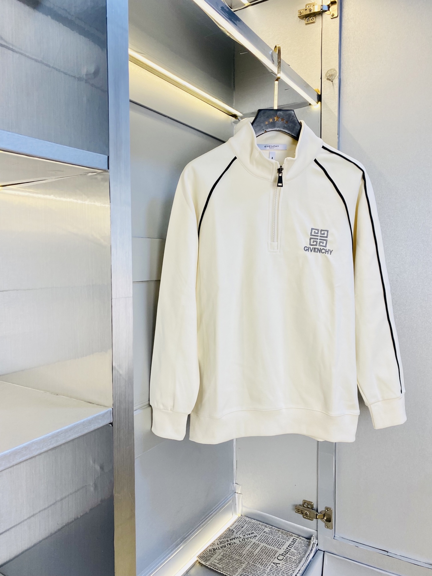 NO:610965,Original item from the official website Givenchy 2025 autumn and winter style!  New lapel long-sleeved sweatshirt. High version and high quality. The original fabric is the same as that of Internet celebrity stars. Mold customization of hardware accessories. Very comfortable. Super versatile and good-looking. Non-market ordinary version. Compare at will. Quality is absolutely guaranteed. Color pictures and colors. Size M-3XL,,givenchy,givenchy,hoodie,sweatshirts,alexander wang19860909官网原单货 纪梵希Givenchy 2025秋冬款！新款翻领长袖卫衣 高版本高品质 原版面料网红明星同款 开模定制五金辅料 感非常舒服 超级百搭好看的一款 非市场普通版本 随意对比 品质绝对保证 颜色图色 尺码M-3XL,,givenchy,givenchy,hoodie,sweatshirts,alexander wang,Men's clothing