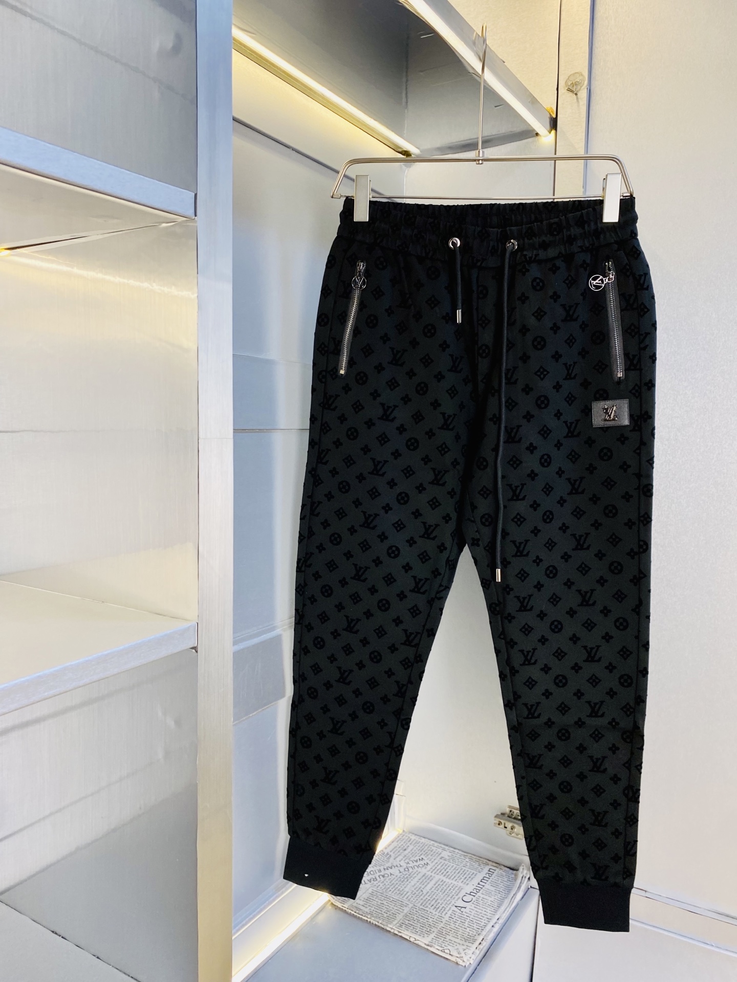 NO:600937,Dark pattern jacquard model. Original item from the official website. Louis Vuitton Lv. Simple and fashionable. Autumn and winter casual pants, sweatpants and elastic pants. The nine-point pants are very comfortable to wear. Low-key yet luxurious. They are very classy to wear. There is no need to say much about the style and cut of the pants. The upper body is exquisite and vivid. Really first-class and top-quality materials. Really top-grade casual pants and elastic pants, using Turkish cotton to produce the most famous denim fabric. The quality is outstanding. After heavy washing, the pants are very soft!  The straight-leg version is not picky, the upper body is absolutely stylish, the expert design is extremely luxurious. Size: M-3XL, Louis Vuitton, Louis Vuitton, Alexander Wang19860909暗纹提花款 官网原单货 路易威登Lv 简约时尚 秋冬款休闲裤卫裤松紧裤九分裤身穿着非常舒适 低调不失奢华 穿出去非常有档次,裤型款式和裁剪亦无需多言 上身精致跃然.真正一等一顶级质料 真正殿堂级的休闲裤松紧裤,选用土耳其的棉花 生产出最有名的单宁布 品质卓然,经过重水洗使得裤子很柔软！直脚的版型 不挑人 上身绝对的有型 达人设计 极度奢华.码数:M-3XL,,louis vuitton,louis vuitton,alexander wang,Men's clothing