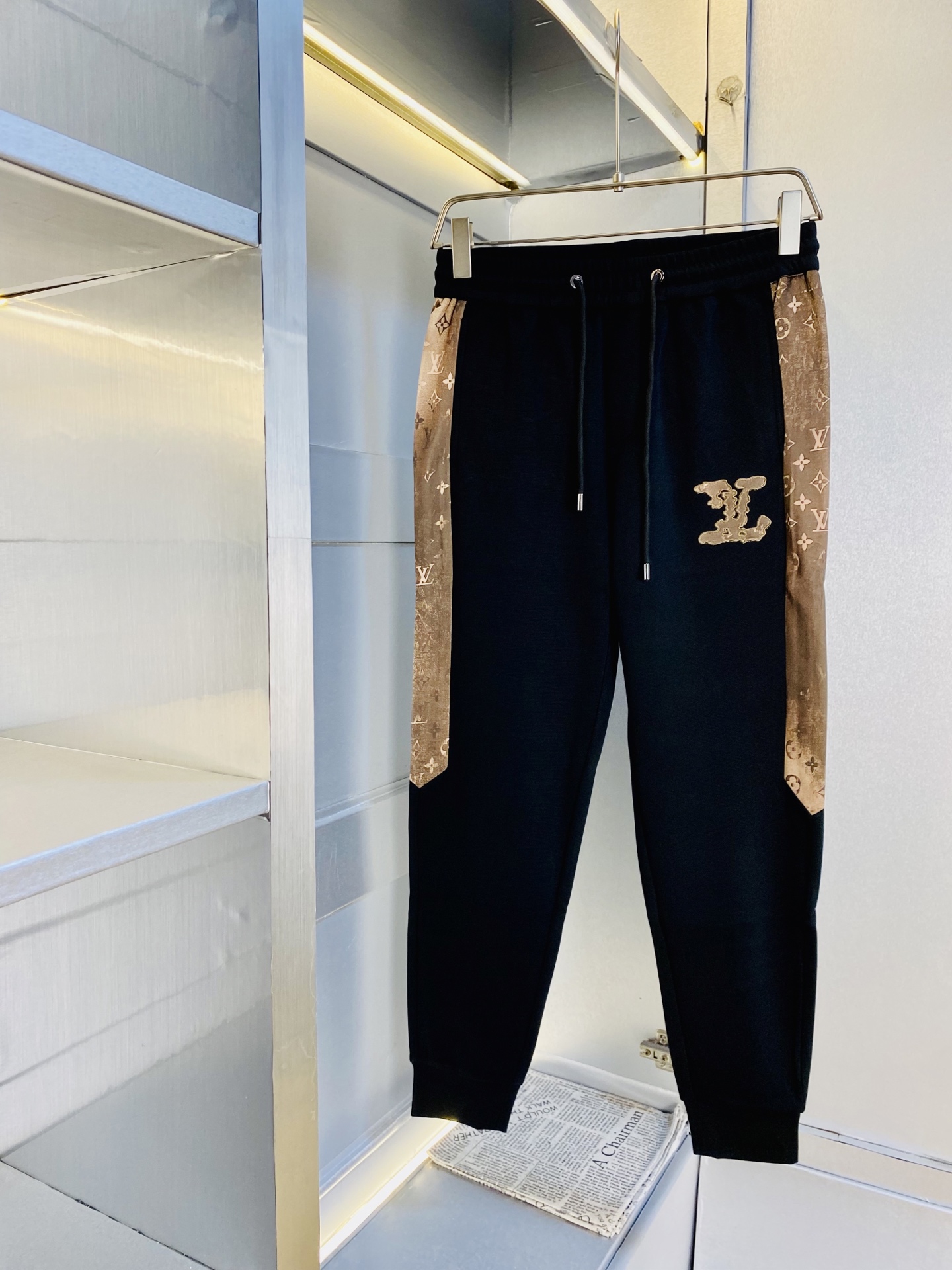 NO:613301,Original item from the official website, Louis Vuitton Lv, simple and fashionable, autumn and winter casual pants, sweatpants, elasticated pants, nine-point pants, very comfortable to wear, low-key yet luxurious, very classy to wear, and the style and cut of the pants need no introduction. The upper body is exquisite and vivid. Real first-class top quality materials. Really top-grade casual pants and elastic pants, using Turkish cotton to produce the most famous denim fabric. The quality is outstanding, and the pants are very soft after heavy washing!  The straight-leg version is not picky, the upper body is absolutely stylish, the expert design is extremely luxurious. Size: M-3XL, Louis Vuitton, Louis Vuitton, Alexander Wang19860909官网原单货 路易威登Lv 简约时尚 秋冬款休闲裤卫裤松紧裤九分裤身穿着非常舒适 低调不失奢华 穿出去非常有档次,裤型款式和裁剪亦无需多言 上身精致跃然.真正一等一顶级质料 真正殿堂级的休闲裤松紧裤,选用土耳其的棉花 生产出最有名的单宁布 品质卓然,经过重水洗使得裤子很柔软！直脚的版型 不挑人 上身绝对的有型 达人设计 极度奢华.码数:M-3XL,,louis vuitton,louis vuitton,alexander wang,Men's clothing