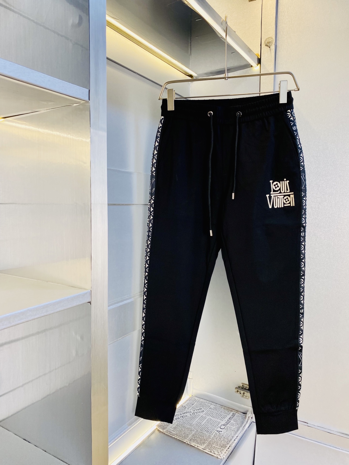 NO:600939,Original item from the official website, Louis Vuitton Lv, simple and fashionable, autumn and winter casual pants, sweatpants, elasticated pants, nine-point pants, very comfortable to wear, low-key yet luxurious, very classy to wear, and the style and cut of the pants need no introduction. The upper body is exquisite and vivid. Real first-class top quality materials. Really top-grade casual pants and elastic pants, using Turkish cotton to produce the most famous denim fabric. The quality is outstanding, and the pants are very soft after heavy washing!  The straight-leg version is not picky, the upper body is absolutely stylish, the expert design is extremely luxurious. Size: M-3XL, Louis Vuitton, Louis Vuitton, Alexander Wang19860909官网原单货 路易威登Lv 简约时尚 秋冬款休闲裤卫裤松紧裤九分裤身穿着非常舒适 低调不失奢华 穿出去非常有档次,裤型款式和裁剪亦无需多言 上身精致跃然.真正一等一顶级质料 真正殿堂级的休闲裤松紧裤,选用土耳其的棉花 生产出最有名的单宁布 品质卓然,经过重水洗使得裤子很柔软！直脚的版型 不挑人 上身绝对的有型 达人设计 极度奢华.码数:M-3XL,,louis vuitton,louis vuitton,alexander wang,Men's clothing