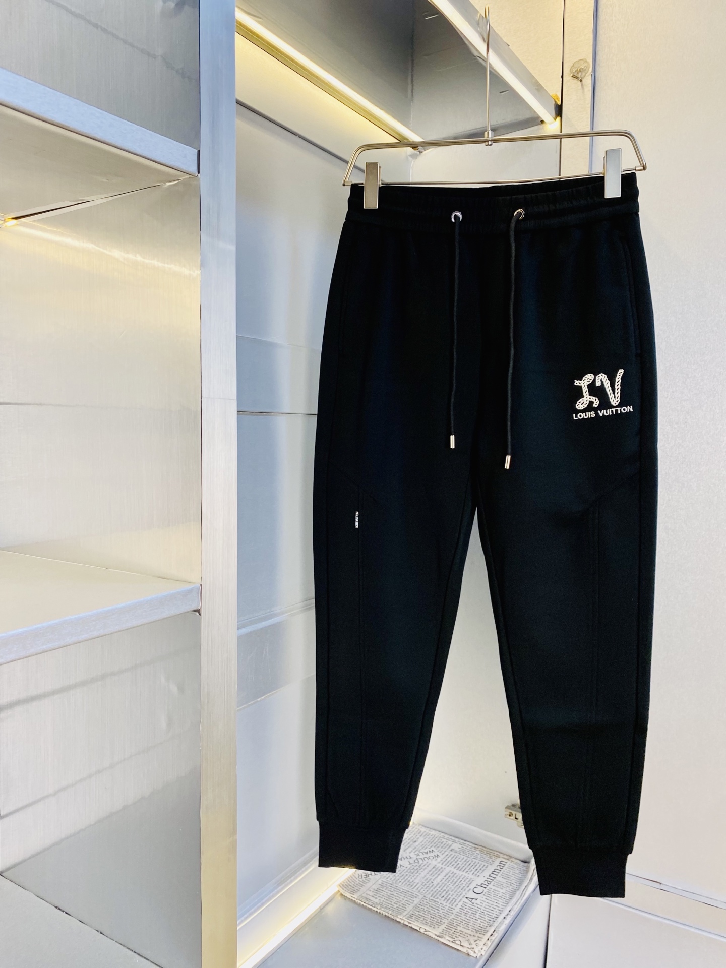 NO:529078,The original official website is Louis Vuitton Lv. Simple and fashionable. Autumn and winter casual pants, wardrobe elastic pants, cropped pants, very comfortable to wear, low-key and luxurious, very classy when worn, and there is no need to say much about the style and cutting of the pants. The upper body is exquisite and vivid. The truly first-class quality is the real-class casual pants, elastic pants, are made of Turkey's cotton, and produce the most famous tannin cloth. The quality is excellent, and the pants are soft after heavy washing!  Straight-footed style, not picky, absolutely stylish, expert design, extremely luxurious. Number of codes: M-3XL,, louis vuitton, louis vuitton, alexander wang19860909官网原单货 路易威登Lv 简约时尚 秋冬款休闲裤卫裤松紧裤九分裤身穿着非常舒适 低调不失奢华 穿出去非常有档次,裤型款式和裁剪亦无需多言 上身精致跃然.真正一等一顶级质料 真正殿堂级的休闲裤松紧裤,选用土耳其的棉花 生产出最有名的单宁布 品质卓然,经过重水洗使得裤子很柔软！直脚的版型 不挑人 上身绝对的有型 达人设计 极度奢华.码数:M-3XL,,louis vuitton,louis vuitton,alexander wang,Men's clothing