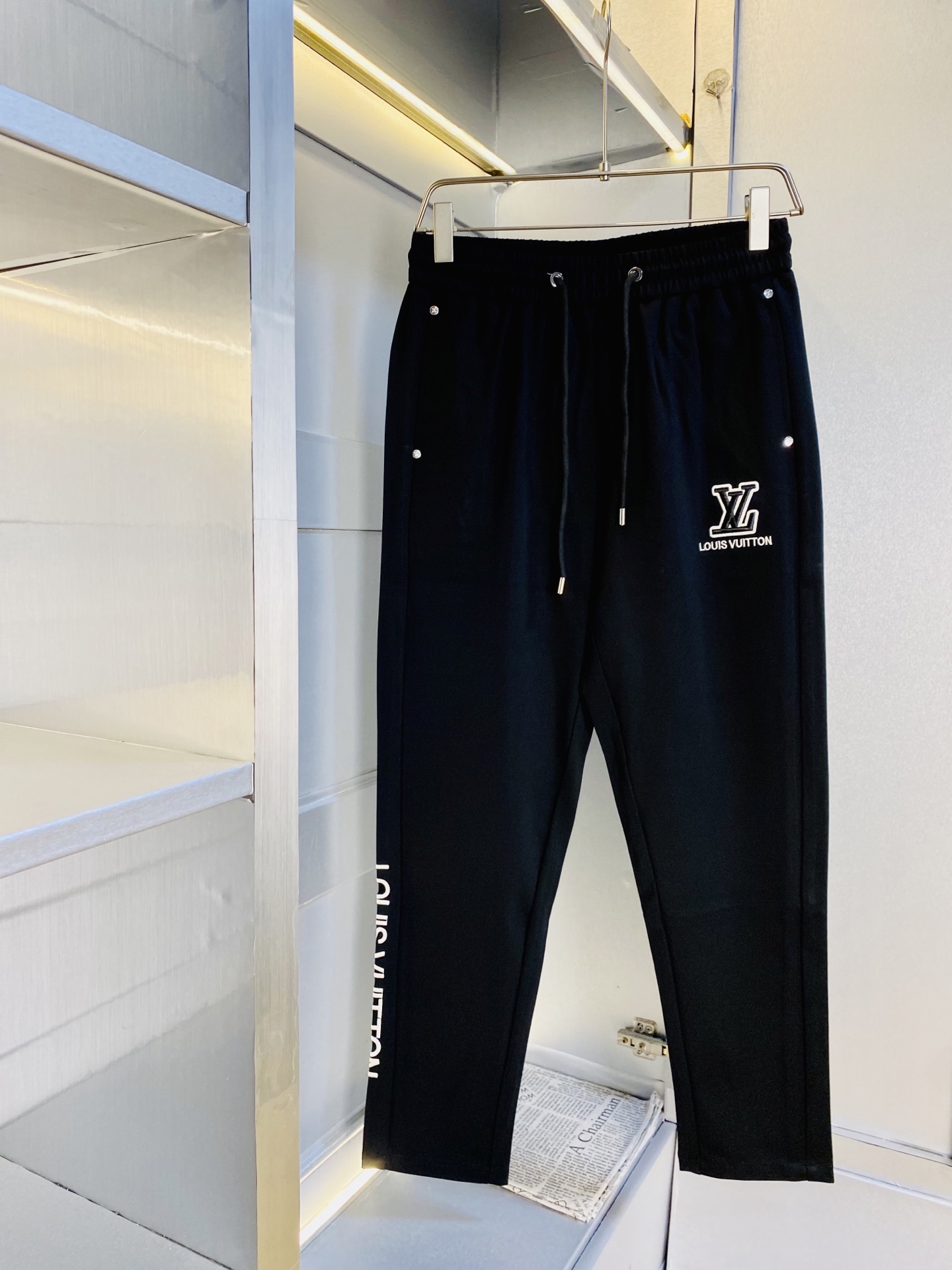 NO:529079,The original official website is Louis Vuitton Lv. Simple and fashionable. Autumn and winter casual pants, wardrobe trousers, elastic pants, long pants, and low-key, luxurious. It is very classy when worn. There is no need to say much about the style and cutting of the pants. The upper body is exquisite and vivid. The truly first-class quality is the true palace-level casual pants, elastic pants, are made of Turkey's cotton, and produce the most famous tannin cloth. The quality is excellent, and the pants are soft after heavy washing!  Straight-footed style, not picky, absolutely stylish, expert design, extremely luxurious. Number of codes: M-3XL,, louis vuitton, louis vuitton, alexander wang19860909官网原单货 路易威登Lv 简约时尚 秋冬款休闲裤卫裤松紧裤长裤身穿着非常舒适 低调不失奢华 穿出去非常有档次,裤型款式和裁剪亦无需多言 上身精致跃然.真正一等一顶级质料 真正殿堂级的休闲裤松紧裤,选用土耳其的棉花 生产出最有名的单宁布 品质卓然,经过重水洗使得裤子很柔软！直脚的版型 不挑人 上身绝对的有型 达人设计 极度奢华.码数:M-3XL,,louis vuitton,louis vuitton,alexander wang,Men's clothing