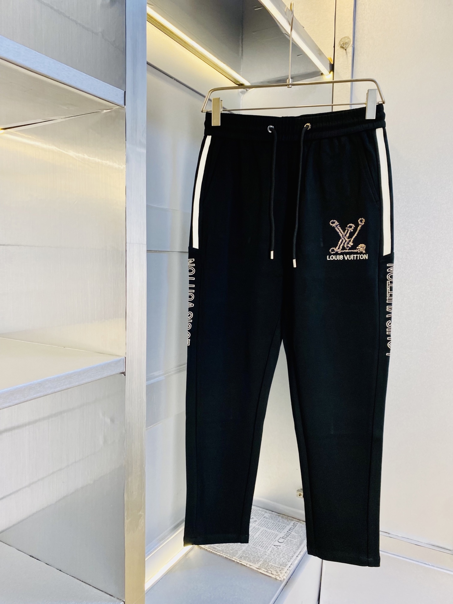 NO:597542,Original item from the official website, Louis Vuitton Lv, simple and fashionable, autumn and winter casual pants, sweatpants, elasticated trousers, very comfortable to wear, low-key yet luxurious, very classy to wear, and the trousers style and cut needless to say, the upper body is exquisite and vivid. Real first-class top quality materials. Really top-level casual trousers and elastic pants, using Turkish cotton to produce the most famous denim fabric. The quality is outstanding, and the trousers are very soft after heavy washing!  The straight-leg version is not picky, the upper body is absolutely stylish, the expert design is extremely luxurious. Size: M-3XL, Louis Vuitton, Louis Vuitton, Alexander Wang19860909官网原单货 路易威登Lv 简约时尚 秋冬款休闲裤卫裤松紧裤长裤身穿着非常舒适 低调不失奢华 穿出去非常有档次,裤型款式和裁剪亦无需多言 上身精致跃然.真正一等一顶级质料 真正殿堂级的休闲裤松紧裤,选用土耳其的棉花 生产出最有名的单宁布 品质卓然,经过重水洗使得裤子很柔软！直脚的版型 不挑人 上身绝对的有型 达人设计 极度奢华.码数:M-3XL,,louis vuitton,louis vuitton,alexander wang,Men's clothing