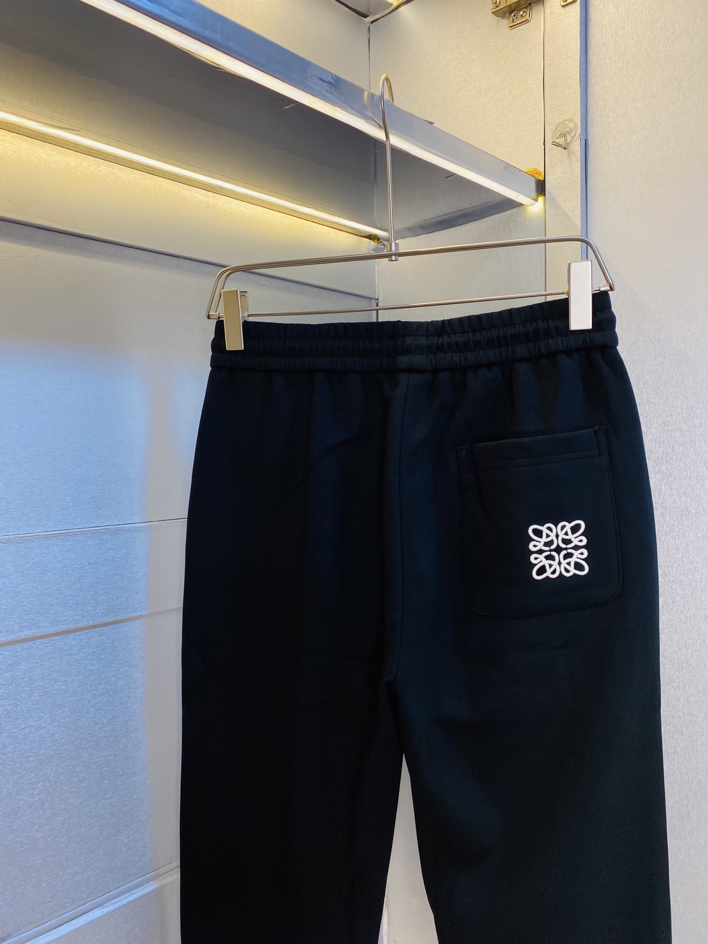 NO:597541,Original item from the official website. Loewe's simple and fashionable autumn and winter casual pants, sweatpants, elastic pants, and long trousers are very comfortable to wear. They are low-key yet luxurious. They are very classy to wear, and the style and cut of the pants need no introduction. The upper body is exquisite and vivid. Really first-class and top-quality materials. Really top-grade casual pants and elastic pants, using Turkish cotton to produce the most famous denim fabric. The quality is outstanding, and the pants are very soft after heavy washing!  The straight-leg version is not picky, the upper body is absolutely stylish, the expert design is extremely luxurious. Size: M-3XL,,loewe,loewe,alexander wang19860909官网原单货 罗意威Loewe简约时尚 秋冬款休闲裤卫裤松紧裤长裤身穿着非常舒适 低调不失奢华 穿出去非常有档次,裤型款式和裁剪亦无需多言 上身精致跃然.真正一等一顶级质料 真正殿堂级的休闲裤松紧裤,选用土耳其的棉花 生产出最有名的单宁布 品质卓然,经过重水洗使得裤子很柔软！直脚的版型 不挑人 上身绝对的有型 达人设计 极度奢华.码数:M-3XL,,loewe,loewe,alexander wang,Men's clothing