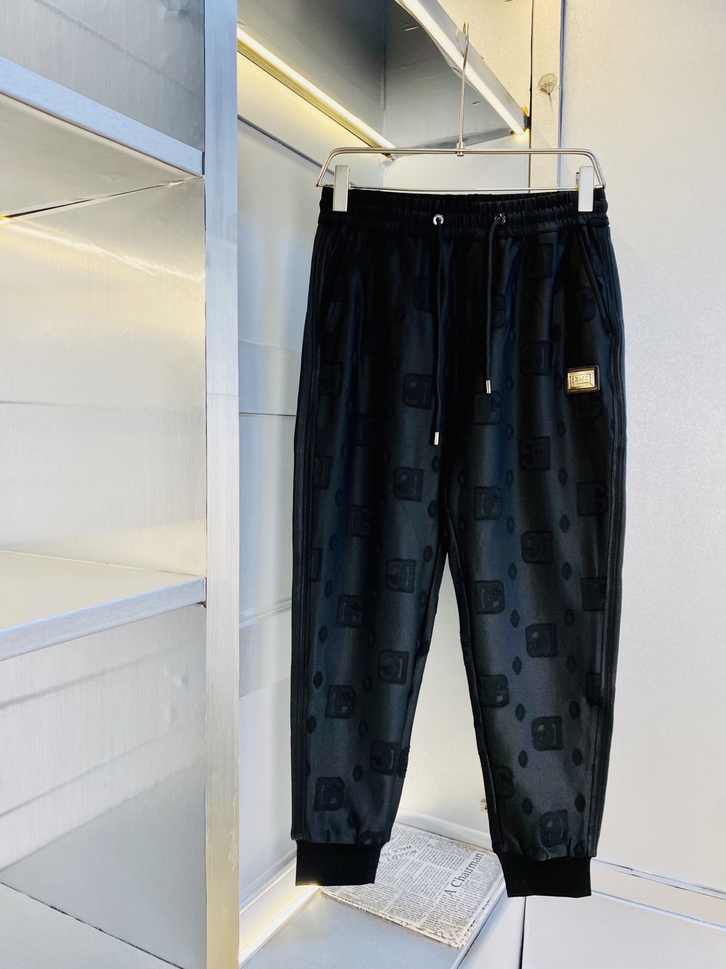 NO:613304,Dark pattern jacquard model. Official website original product. Dolce & Gabbana DG. Simple and fashionable. Autumn and winter casual pants, sweatpants and elastic pants. The nine-point pants are very comfortable to wear. Low-key yet luxurious. They are very classy to wear. There is no need to say much about the style and cut of the pants. The upper body is exquisite and vivid. Real first-class top quality materials. Really top-grade casual pants and elastic pants, using Turkish cotton to produce the most famous denim fabric. The quality is outstanding. After heavy washing, the pants are very soft!  The straight-leg version is not picky and the upper body is absolutely stylish. Expert design is extremely luxurious. Size: M-3XL, Dolce&Gabbana, alexander wang19860909暗纹提花款 官网原单货 杜嘉班纳DG 简约时尚 秋冬款休闲裤卫裤松紧裤九分裤身穿着非常舒适 低调不失奢华 穿出去非常有档次,裤型款式和裁剪亦无需多言 上身精致跃然.真正一等一顶级质料 真正殿堂级的休闲裤松紧裤,选用土耳其的棉花 生产出最有名的单宁布 品质卓然,经过重水洗使得裤子很柔软！直脚的版型 不挑人 上身绝对的有型 达人设计 极度奢华.码数:M-3XL,,Dolce&Gabbana,alexander wang,Men's clothing