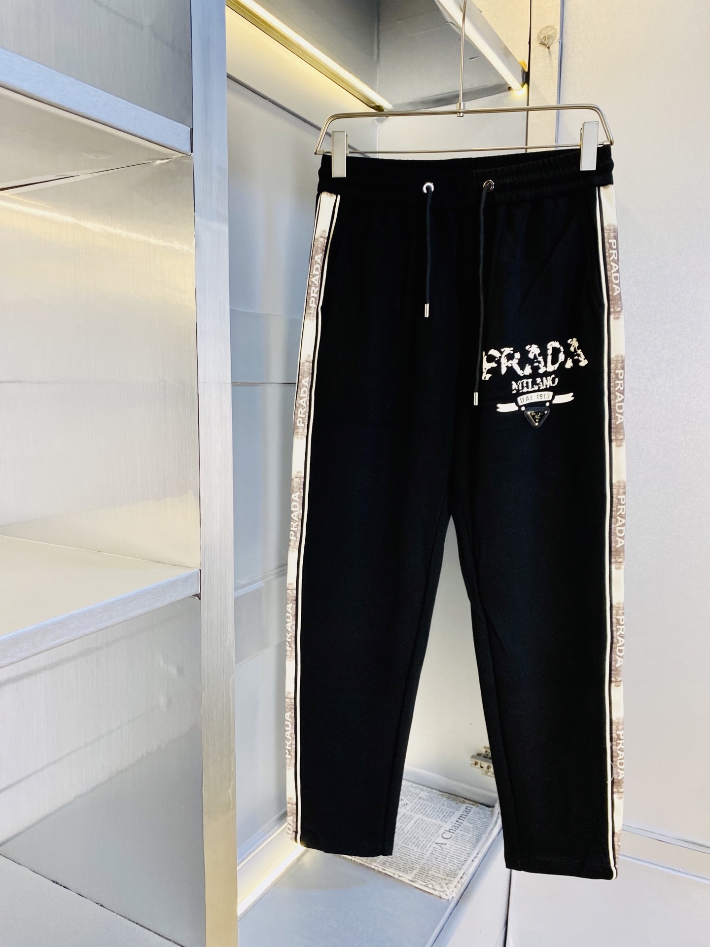NO:613307,Original item from the official website. Can wear 210 pounds of Prada. Simple and fashionable. Autumn and winter casual pants, sweatpants, elastic pants and long trousers. Very comfortable to wear. Low-key yet luxurious. It is very classy to wear, and the style and cut of the pants need no introduction. The upper body is exquisite and vivid. Really first-class top quality materials. Really top-grade casual pants and elastic pants, using Turkish cotton to produce the most famous denim fabric. The quality is outstanding, and the pants are very soft after heavy washing!  The straight-leg version is not picky and the upper body is absolutely stylish. Expert design is extremely luxurious. Size: M-3XL, prada, prada, alexander wang19860909官网原单货 可穿210斤普拉达Prada 简约时尚 秋冬款休闲裤卫裤松紧裤长裤身穿着非常舒适 低调不失奢华 穿出去非常有档次,裤型款式和裁剪亦无需多言 上身精致跃然.真正一等一顶级质料 真正殿堂级的休闲裤松紧裤,选用土耳其的棉花 生产出最有名的单宁布 品质卓然,经过重水洗使得裤子很柔软！直脚的版型 不挑人 上身绝对的有型 达人设计 极度奢华.码数:M-3XL,,prada,prada,alexander wang,Men's clothing