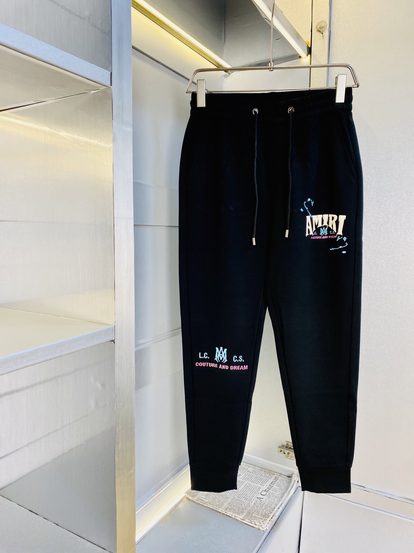 NO:613311,Original item from the official website Amiri's simple and fashionable autumn and winter casual trousers, sweatpants and elasticated trousers. The nine-point trousers are very comfortable to wear. They are low-key yet luxurious. They are very classy to wear. Needless to say the trousers style and cut. The upper body is exquisite and vivid. Really first-class and top-quality materials. Really top-level casual trousers and elastic pants, using Turkish cotton to produce the most famous denim fabric. The quality is outstanding. After heavy washing, the pants are very soft!  The straight-leg version is not picky and the upper body is absolutely stylish. Expert design is extremely luxurious. Size: M-3XL, amiri, alexander wang19860909官网原单货 埃米尔Amiri 简约时尚 秋冬款休闲裤卫裤松紧裤九分裤身穿着非常舒适 低调不失奢华 穿出去非常有档次,裤型款式和裁剪亦无需多言 上身精致跃然.真正一等一顶级质料 真正殿堂级的休闲裤松紧裤,选用土耳其的棉花 生产出最有名的单宁布 品质卓然,经过重水洗使得裤子很柔软！直脚的版型 不挑人 上身绝对的有型 达人设计 极度奢华.码数:M-3XL,,amiri,alexander wang,Men's clothing