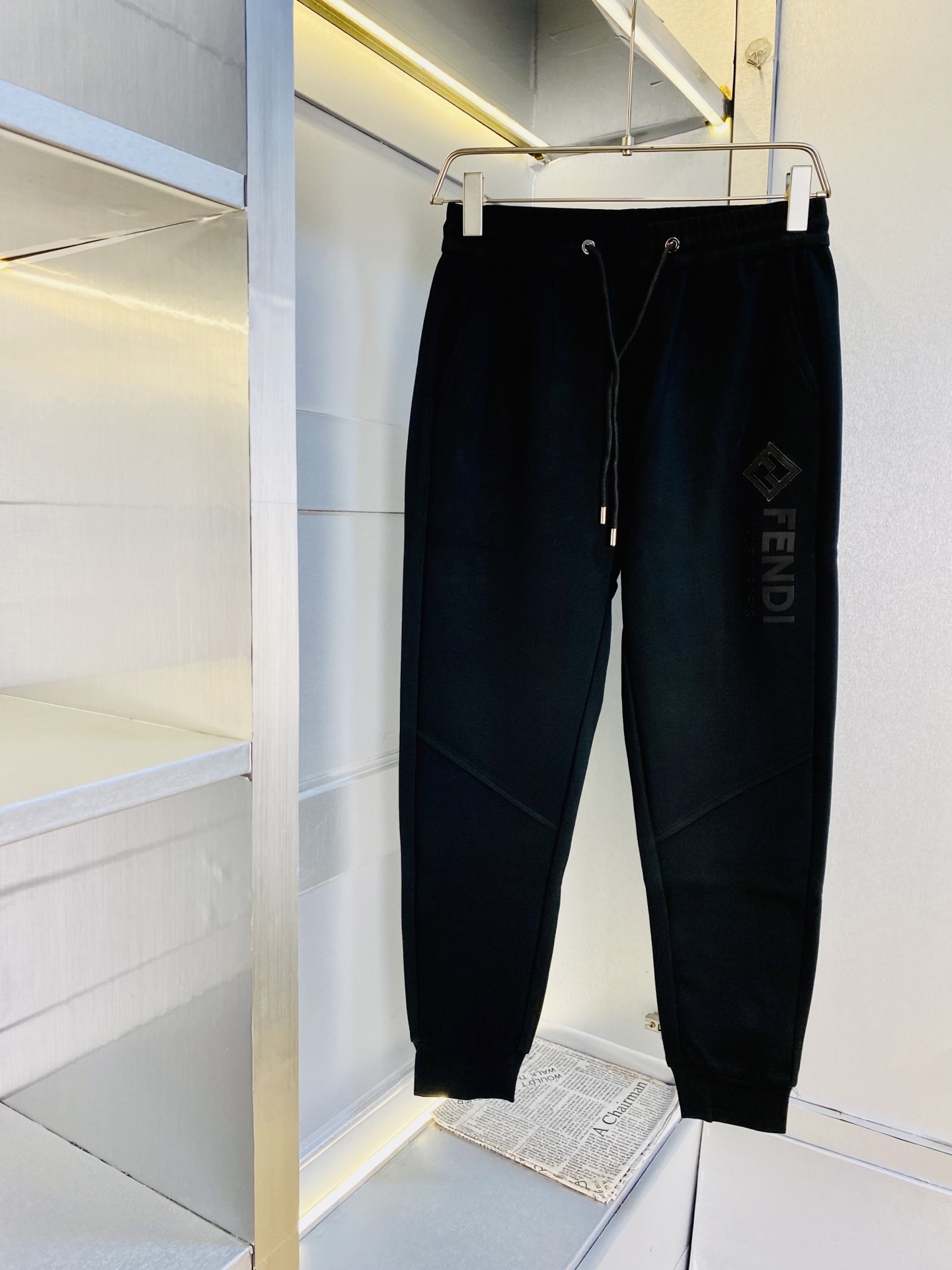 NO:529082,The original official website is Fendi Fendi Simple and fashionable. Autumn and winter casual pants, wardrobe elastic pants, cropped pants, very comfortable to wear, low-key and luxurious, very classy when worn, and there is no need to say much about the style and cutting of the pants. The upper body is exquisite and vivid. The truly first-class quality is the true palace-level casual pants, elastic pants, uses Turkish cotton, and produces the most famous tannin cloth. The quality is excellent, and the pants are soft after heavy washing!  Straight-footed style, not picky, absolutely stylish, expert design, extremely luxurious. Number of codes: M-3XL, fendi, fendi, alexander wang19860909官网原单货 芬迪Fendi 简约时尚 秋冬款休闲裤卫裤松紧裤九分裤身穿着非常舒适 低调不失奢华 穿出去非常有档次,裤型款式和裁剪亦无需多言 上身精致跃然.真正一等一顶级质料 真正殿堂级的休闲裤松紧裤,选用土耳其的棉花 生产出最有名的单宁布 品质卓然,经过重水洗使得裤子很柔软！直脚的版型 不挑人 上身绝对的有型 达人设计 极度奢华.码数:M-3XL,,fendi,fendi,alexander wang,Men's clothing