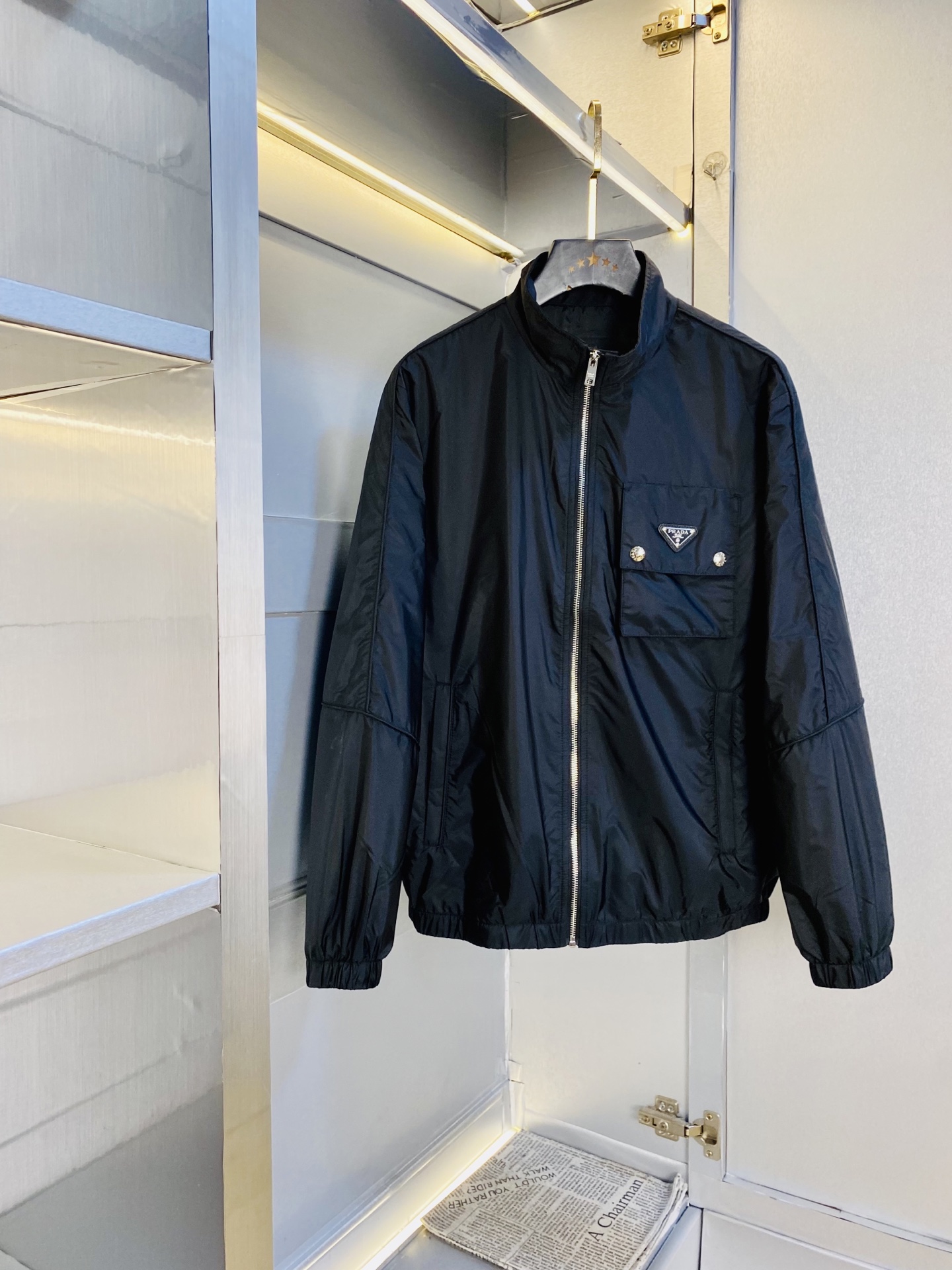 NO:610901,The original item from the official website can wear 200 pounds of Prada 2025 autumn style!  New thin cotton coat, thin cotton coat, jacket, windproof coat. High version and high quality. Original fabric, the same style as Internet celebrity stars. Open mold to customize hardware accessories. Very comfortable. Super versatile and good-looking coat. Not the ordinary version in the market. Compare at will. Quality is absolutely guaranteed. Color pictures and colors. Size M-3XL,, prada, prada, jackets & coats, jackets & coats, alexander wang19860909官网原单货 可穿200斤普拉达Prada 2025秋款！新款薄棉衣薄棉服外套夹克防风衣 高版本高品质 原版面料网红明星同款 开模定制五金辅料 感非常舒服 超级百搭好看的一款外套 非市场普通版本 随意对比 品质绝对保证 颜色图色 尺码M-3XL,,prada,prada,jackets & coats,jackets & coats,alexander wang,Men's clothing