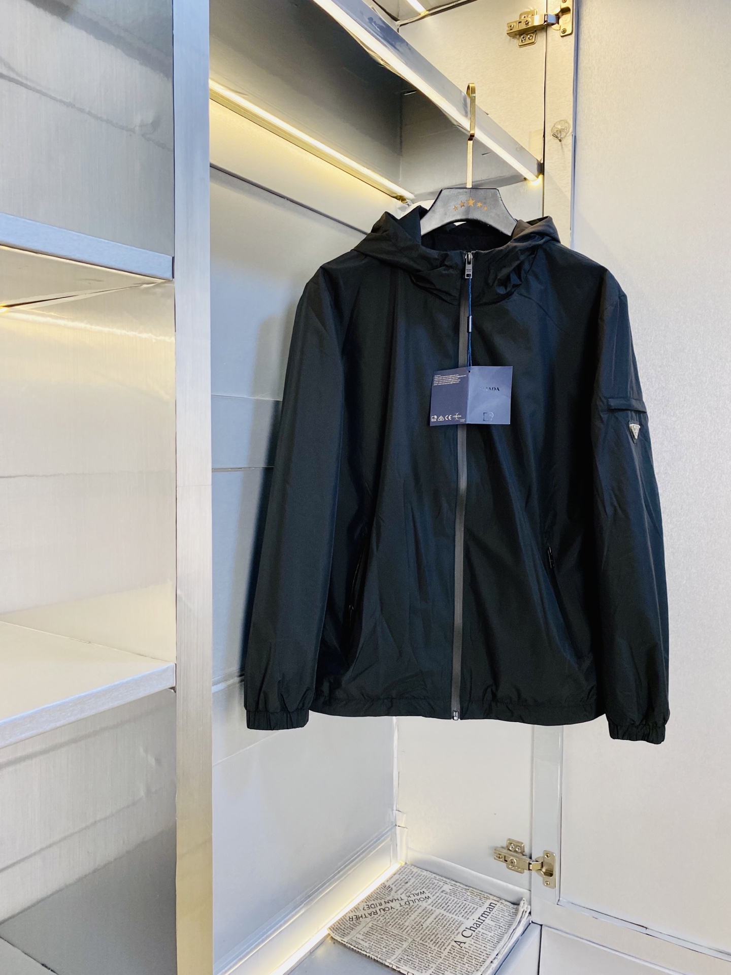 NO:597515,The original item from the official website can wear 200 pounds of Prada 2025 autumn style!  New coat, jacket and windproof coat. High version and high quality. The same original fabric as that of Internet celebrity stars. Customized hardware and accessories. Very comfortable. A super versatile and good-looking coat. Not the ordinary version in the market. Compare at will. Quality is absolutely guaranteed. Color pictures and colors. Sizes M-3XL, prada, prada, jackets & coats, jackets & coats, alexander wang19860909官网原单货 可穿200斤普拉达Prada 2025秋款！新款外套夹克防风衣 高版本高品质 原版面料网红明星同款 开模定制五金辅料 感非常舒服 超级百搭好看的一款外套 非市场普通版本 随意对比 品质绝对保证 颜色图色 尺码M-3XL,,prada,prada,jackets & coats,jackets & coats,alexander wang,Men's clothing