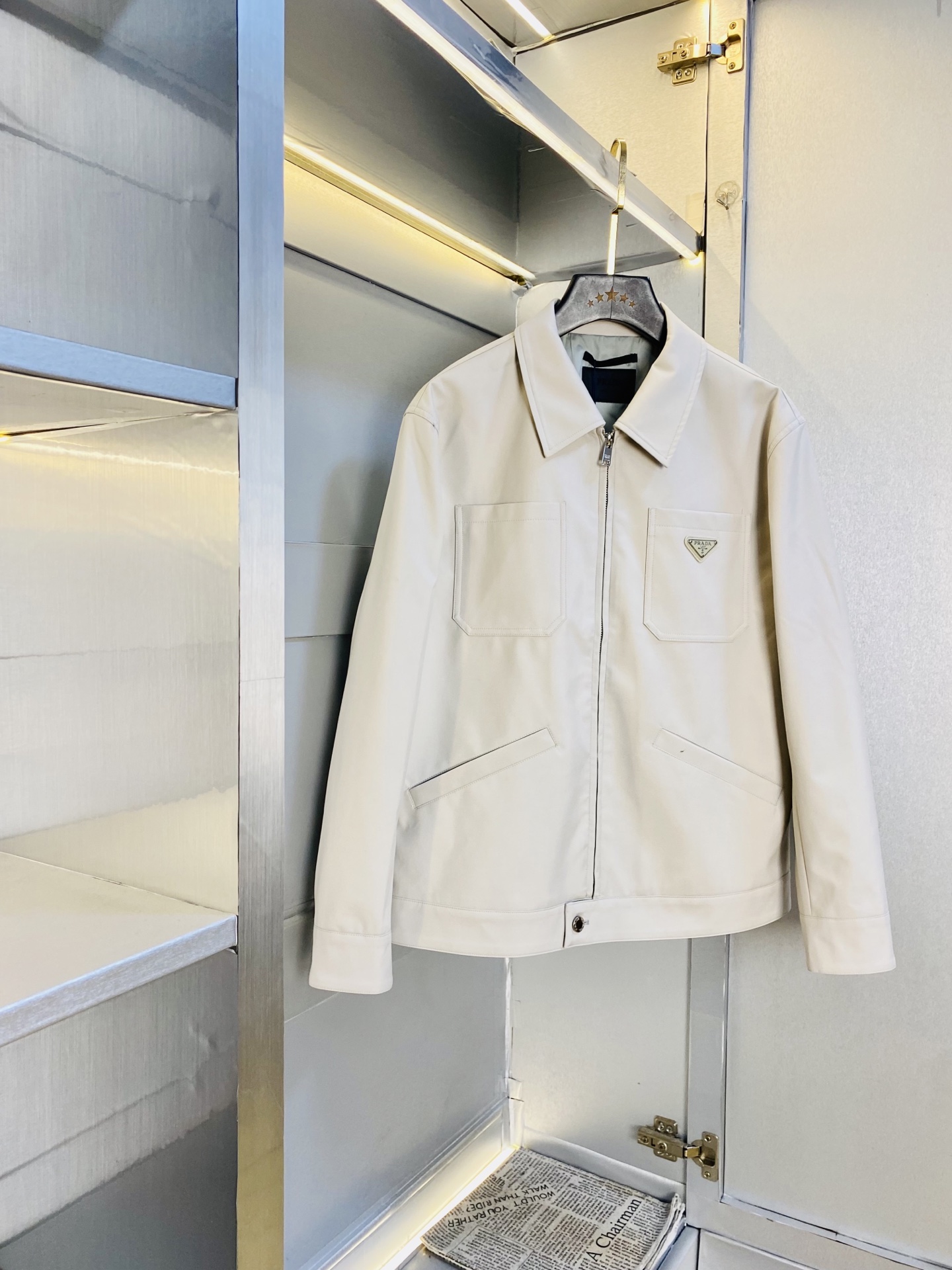 NO:726555,Support replacement after the year!  Original items from the official website. Can be worn in Prada 2025 autumn style!  New coat, jacket and windproof coat. High version and high quality. The same original fabric as the Internet celebrity star. Open mold to customize hardware accessories. Very comfortable. Super versatile and good-looking coat. Non-common version in the market. Compare at will. Quality is absolutely guaranteed. Color pictures and colors. Sizes M-3XL,, prada, prada, jackets & coats, jackets & coats,19860909支持年后退换！ 官网原单货 可穿斤普拉达Prada 2025秋款！新款外套夹克防风衣 高版本高品质 原版面料网红明星同款 开模定制五金辅料 感非常舒服 超级百搭好看的一款外套 非市场普通版本 随意对比 品质绝对保证 颜色图色 尺码M-3XL,,prada,prada,jackets & coats,jackets & coats,,Men's clothing