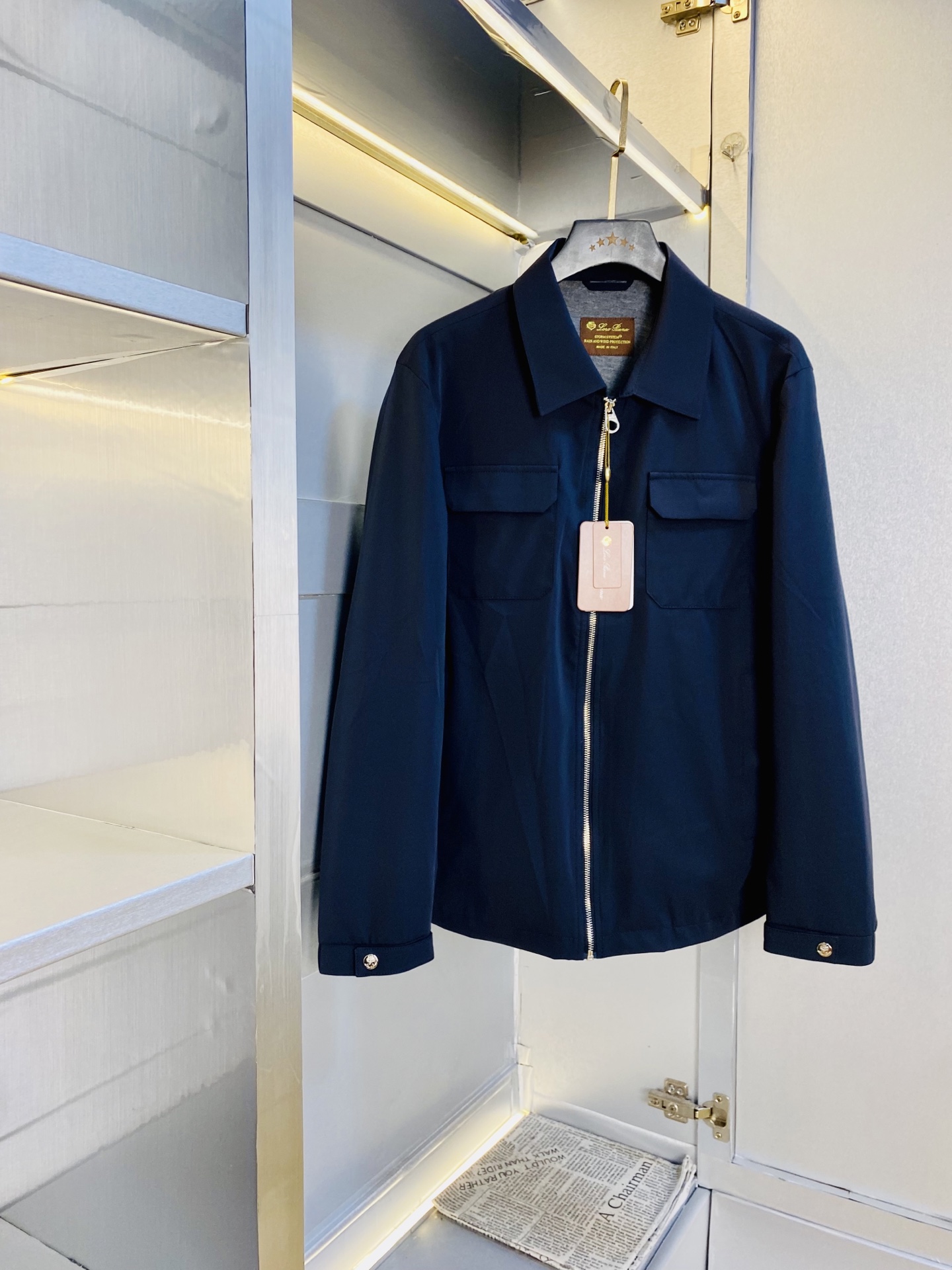 NO:691346,Original item from the official website. You can wear Jinnuo Youpianya Lp autumn style!  New coat, jacket and windproof coat. High version and high quality. The same original fabric as the Internet celebrity star. Open mold to customize hardware accessories. Very comfortable. Super versatile and good-looking coat. Non-market ordinary version. Compare at will. Quality is absolutely guaranteed. Color picture and color. Size M-3XL,,loro piana,jackets & coats,jackets & coats,19860909官网原单货 可穿斤诺悠翩雅Lp 秋款！新款外套夹克防风衣 高版本高品质 原版面料网红明星同款 开模定制五金辅料 感非常舒服 超级百搭好看的一款外套 非市场普通版本 随意对比 品质绝对保证 颜色图色 尺码M-3XL,,loro piana,jackets & coats,jackets & coats,,Men's clothing