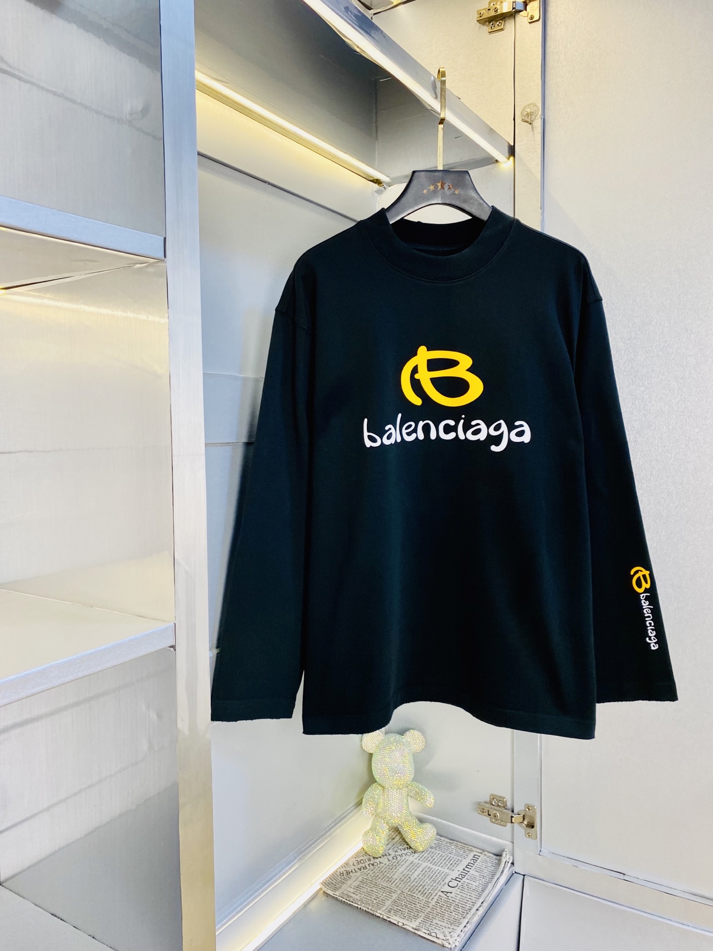 NO:691369,The original item from the official website can be worn by a fat man weighing 260 pounds. The Balenciaga 2025 autumn style can be worn!  New bottoming shirt, long-sleeved T-shirt. High version and high quality. Original fabric, the same style as Internet celebrity stars. Open mold to customize hardware accessories. Very comfortable. Super versatile and good-looking. Non-common version on the market. Compare at will. Quality is absolutely guaranteed. Color picture. Size S-XL (175/130-170 pounds wear S)  Shoulder width 53.5 Sleeve length 57 L ~Length 75 Bust 125 Shoulder width 55 Sleeve length 5819860909官网原单货 可穿260斤胖子福音巴黎世家Balenciaga 2025秋款！新款打底衫长袖T恤 高版本高品质 原版面料网红明星同款 开模定制五金辅料 感非常舒服 超级百搭好看的一款 非市场普通版本 随意对比 品质绝对保证 颜色图色 尺码S-XL（175/130-170斤穿S） S ~衣长71 胸围117 肩宽52袖长56 M~衣长73胸围121 肩宽53.5袖长57 L ~衣长75胸围125肩宽55袖长58 XL~衣长77胸围129肩宽56.5袖长59,,balenciaga,balenciaga,tees，t-shirt,,Men's clothing