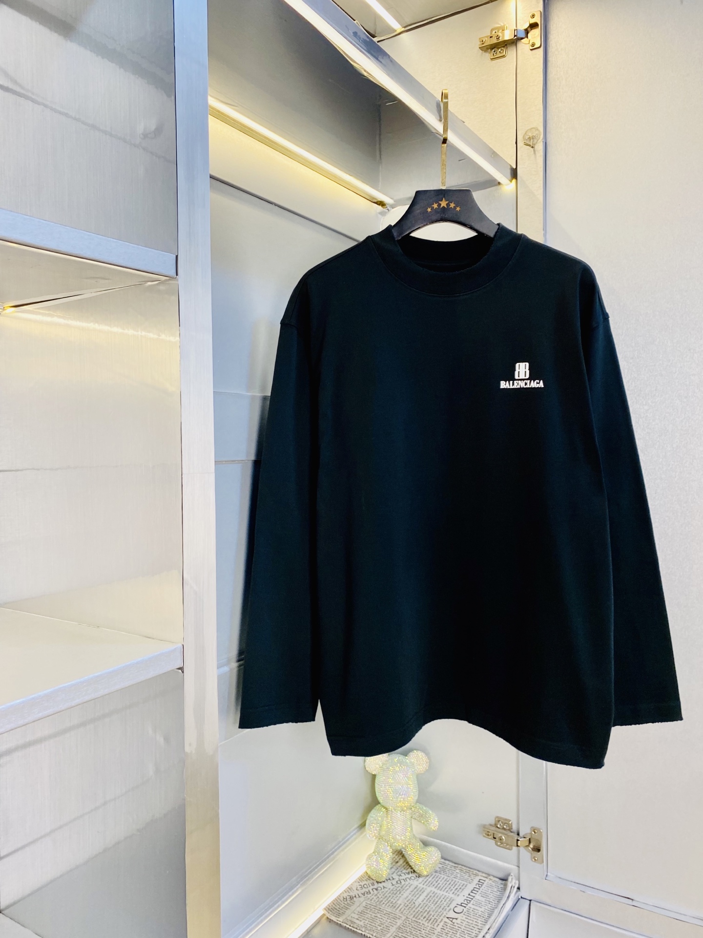 NO:691361,The original item from the official website can be worn by a fat man weighing 260 pounds. The Balenciaga 2025 autumn style can be worn!  New bottoming shirt, long-sleeved T-shirt. High version and high quality. Original fabric, the same style as Internet celebrity stars. Open mold to customize hardware accessories. Very comfortable. Super versatile and good-looking. Non-common version on the market. Compare at will. Quality is absolutely guaranteed. Color picture. Size S-XL (175/130-170 pounds wear S)  Shoulder width 53.5 Sleeve length 57 L ~Length 75 Bust 125 Shoulder width 55 Sleeve length 5819860909官网原单货 可穿260斤胖子福音巴黎世家Balenciaga 2025秋款！新款打底衫长袖T恤 高版本高品质 原版面料网红明星同款 开模定制五金辅料 感非常舒服 超级百搭好看的一款 非市场普通版本 随意对比 品质绝对保证 颜色图色 尺码S-XL（175/130-170斤穿S） S ~衣长71 胸围117 肩宽52袖长56 M~衣长73胸围121 肩宽53.5袖长57 L ~衣长75胸围125肩宽55袖长58 XL~衣长77胸围129肩宽56.5袖长59,,balenciaga,balenciaga,tees，t-shirt,,Men's clothing