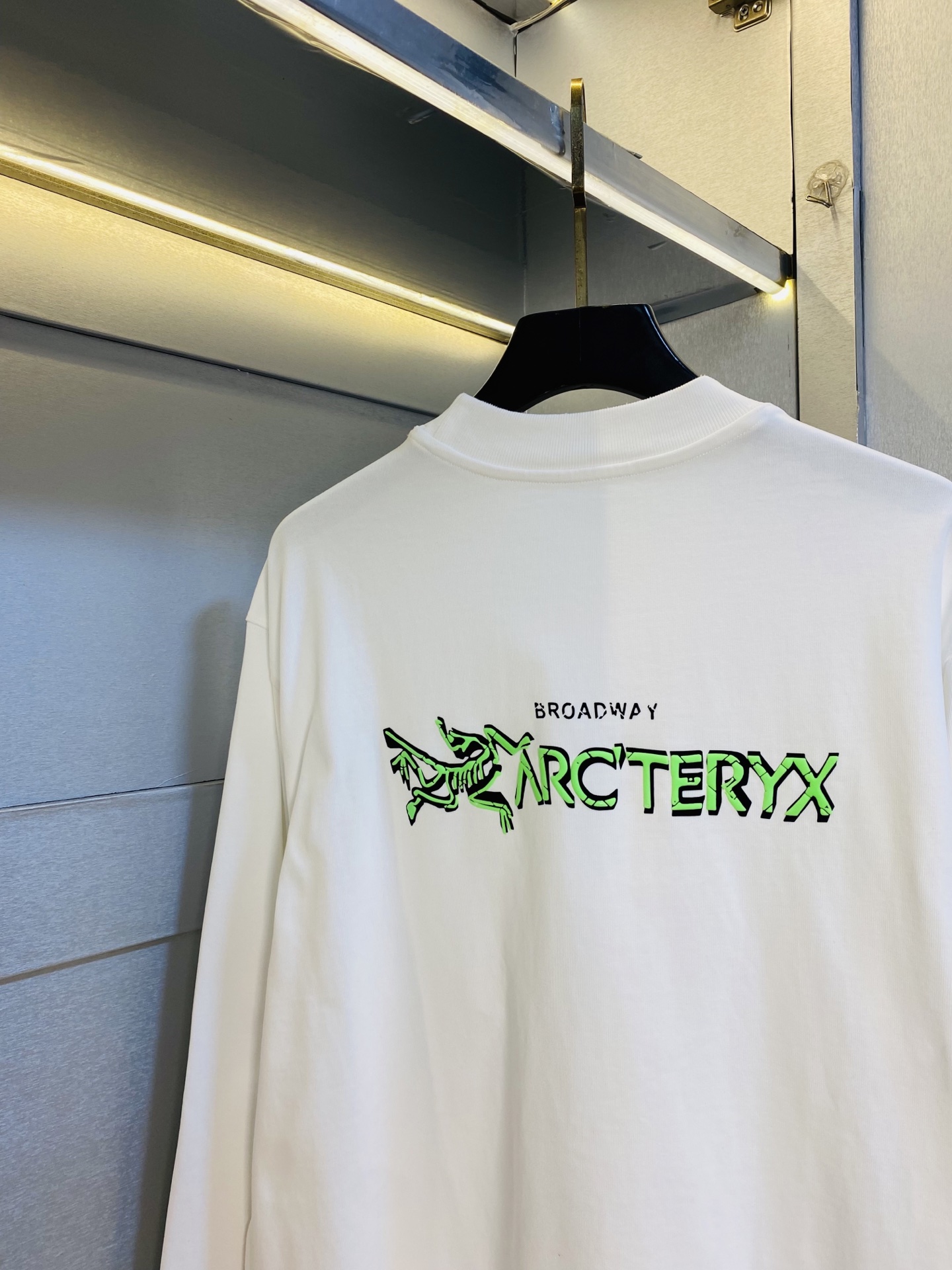 P270 官网原单货 可穿260斤胖子福音🔥始祖鸟Arcteryx 2025秋款！新款打底衫长袖T恤 
⚠高版本⚠高品质 ⚠原版面料⚠网红明星同款
开模定制五金辅料  感非常舒服  超级百搭好看的一款
非市场普通版本 随意对比 品质绝对保证
颜色：图色
尺码：S-XL（175/130-170斤穿S）

S ~衣长71 胸围117  肩宽52袖长56
M~衣长73胸围121 肩宽53.5袖长57
L ~衣长75胸围125   肩宽55袖长58
XL~衣长77胸围129   肩宽56.5袖长59