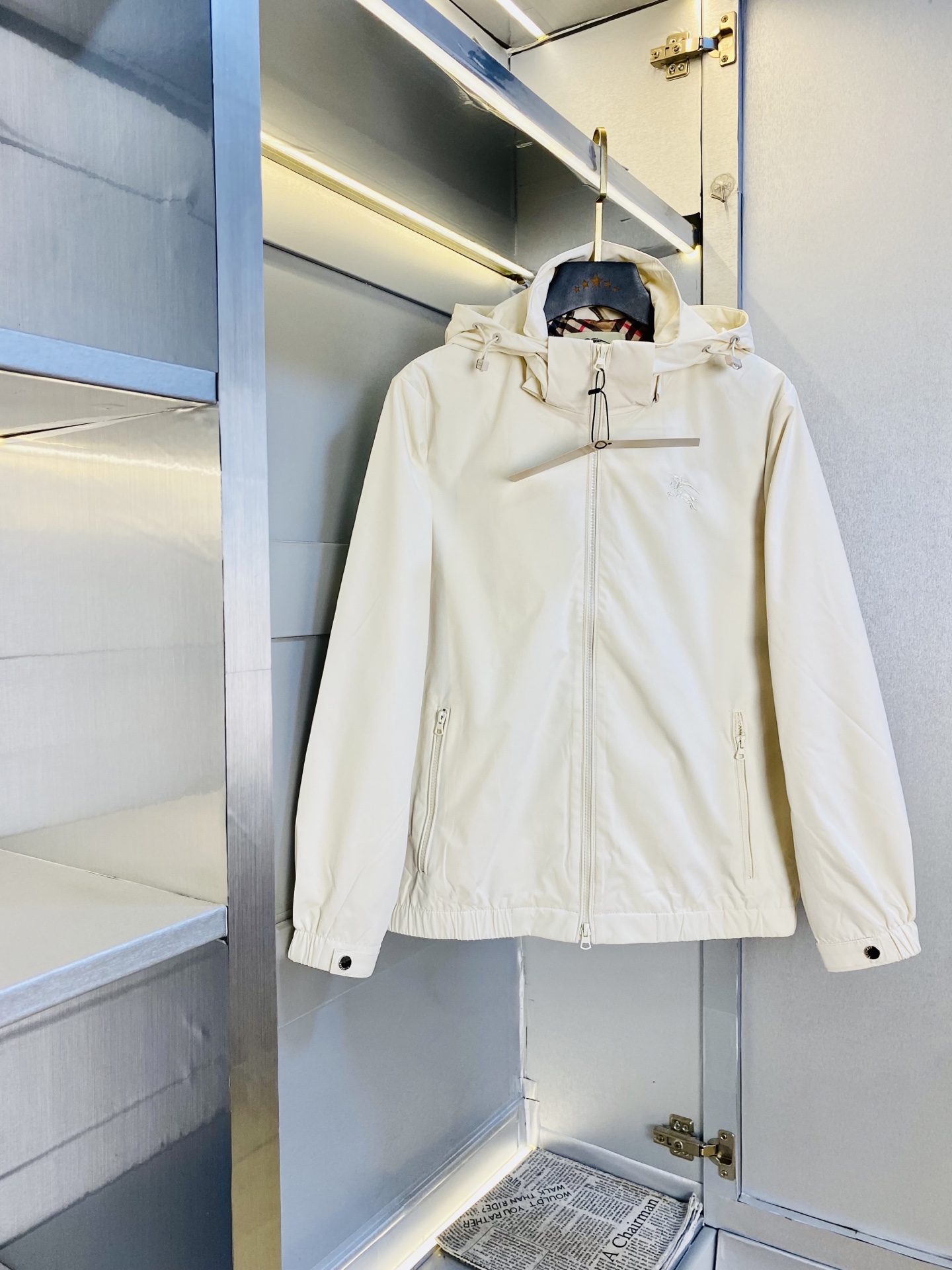 NO:597518,The original item from the official website can wear 200 pounds of Burberry 2025 autumn style!  New coat, jacket and windproof coat. High version and high quality. The same original fabric as that of Internet celebrity stars. Customized hardware and accessories. Very comfortable. A super versatile and good-looking coat. Not a common version in the market. Compare at will. Quality is absolutely guaranteed. Color pictures and colors. Sizes M-3XL,,burberry,burberry,jackets & coats,jackets & coats,alexander wang19860909官网原单货 可穿200斤巴宝莉Burberry 2025秋款！新款外套夹克防风衣 高版本高品质 原版面料网红明星同款 开模定制五金辅料 感非常舒服 超级百搭好看的一款外套 非市场普通版本 随意对比 品质绝对保证 颜色图色 尺码M-3XL,,burberry,burberry,jackets & coats,jackets & coats,alexander wang,Men's clothing