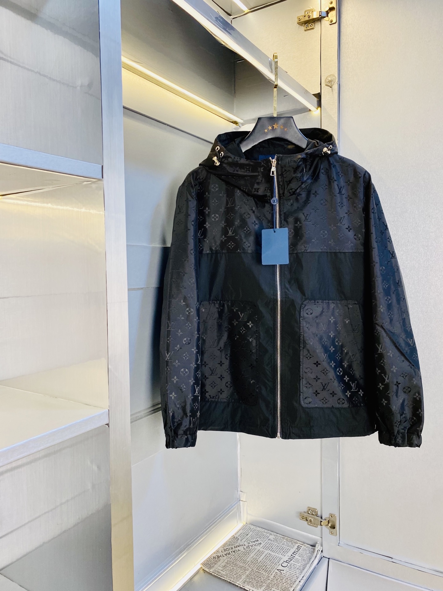 NO:597521,The original item from the official website can wear 200 pounds of Louis Vuitton Lv 2025 autumn style!  New coat, jacket and windproof coat. High version and high quality. The original fabric is the same as that of Internet celebrity stars. Mold customization of hardware and accessories. Very comfortable. A super versatile and good-looking coat. Not a common version in the market. Compare at will. Quality is absolutely guaranteed. Color pictures and colors. Sizes M-3XL, Louis vuitton, Louis vuitton, jackets & coats, jackets & coats, alexander wang19860909官网原单货 可穿200斤路易威登Lv 2025秋款！新款外套夹克防风衣 高版本高品质 原版面料网红明星同款 开模定制五金辅料 感非常舒服 超级百搭好看的一款外套 非市场普通版本 随意对比 品质绝对保证 颜色图色 尺码M-3XL,,louis vuitton,louis vuitton,jackets & coats,jackets & coats,alexander wang,Men's clothing