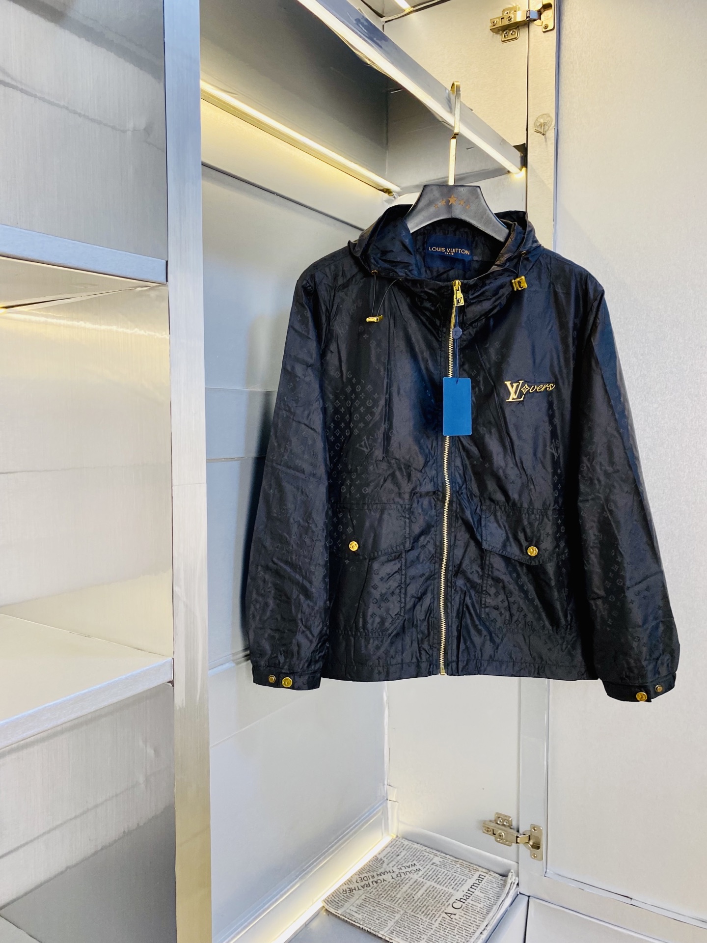 NO:726549,Support replacement after the year!  Original item from the official website, wearable Louis Vuitton Lv 2025 autumn style!  New coat, jacket and windproof coat. High version and high quality. The original fabric is the same as that of Internet celebrity stars. Customized hardware and accessories. Very comfortable. A super versatile and good-looking coat. Not the ordinary version in the market. Compare at will. Quality is absolutely guaranteed. Color pictures and colors. Sizes M-3XL, Louis vuitton, Louis vuitton, jackets & coats, jackets & coats,19860909支持年后退换！ 官网原单货 可穿斤路易威登Lv 2025秋款！新款外套夹克防风衣 高版本高品质 原版面料网红明星同款 开模定制五金辅料 感非常舒服 超级百搭好看的一款外套 非市场普通版本 随意对比 品质绝对保证 颜色图色 尺码M-3XL,,louis vuitton,louis vuitton,jackets & coats,jackets & coats,,Men's clothing