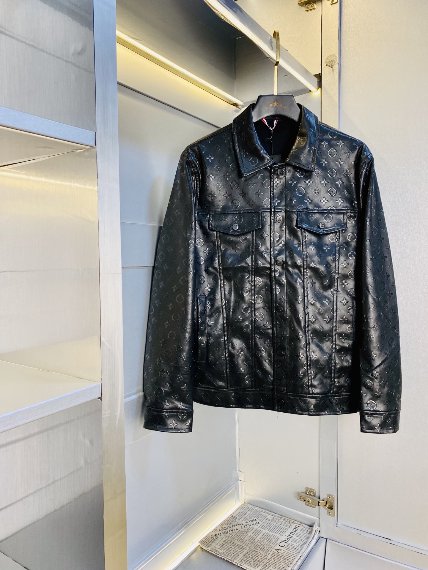 NO:726552,Support replacement after the year!  Original item from the official website, wearable Louis Vuitton Lv 2025 autumn style!  New leather jacket, windproof jacket, high version, high quality, same style as the original fabric, customized hardware and accessories, very comfortable, super versatile and good-looking jacket, non-common version on the market, free comparison, absolutely guaranteed quality, color pictures, size M-3XL,, louis vuitton, louis vuitton, jackets & coats, jackets & coats, leather jacket,19860909支持年后退换！ 官网原单货 可穿斤路易威登Lv 2025秋款！新款皮衣外套夹克防风衣 高版本高品质 原版面料网红明星同款 开模定制五金辅料 感非常舒服 超级百搭好看的一款外套 非市场普通版本 随意对比 品质绝对保证 颜色图色 尺码M-3XL,,louis vuitton,louis vuitton,jackets & coats,jackets & coats,leather jacket,,Men's clothing