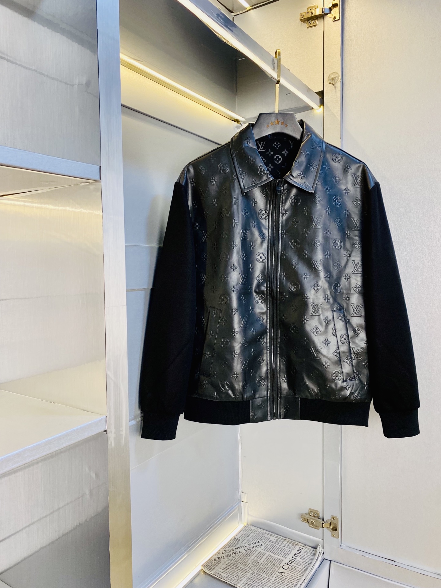 NO:597524,The original item from the official website can wear 200 pounds of Louis Vuitton Lv 2025 autumn style!  New coat, leather jacket, windproof coat. High version and high quality. The original fabric is the same as that of Internet celebrity stars. Open mold to customize hardware accessories. Very comfortable. Super versatile and good-looking coat. Not a common version in the market. Compare at will. Quality is absolutely guaranteed. Color pictures and colors. Size M-3XL,,louis vuitton,louis vuitton,jackets & coats,jackets & coats,leather jacket,alexander wang19860909官网原单货 可穿200斤路易威登Lv 2025秋款！新款外套皮衣夹克防风衣 高版本高品质 原版面料网红明星同款 开模定制五金辅料 感非常舒服 超级百搭好看的一款外套 非市场普通版本 随意对比 品质绝对保证 颜色图色 尺码M-3XL,,louis vuitton,louis vuitton,jackets & coats,jackets & coats,leather jacket,alexander wang,Men's clothing