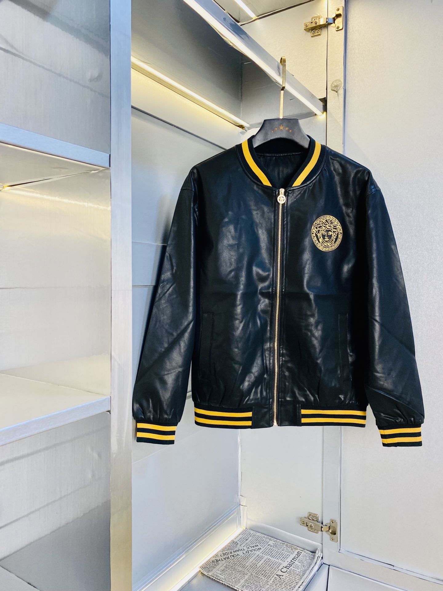 NO:684459,The original item from the official website can wear 200 pounds of Versace 2025 autumn style!  New coat, jacket and windproof coat. High version and high quality. Original fabric, the same style as Internet celebrity stars. Open mold to customize hardware accessories. Very comfortable. Super versatile and good-looking coat. Non-common version in the market. Compare at will. Quality is absolutely guaranteed. Color pictures and colors. Sizes M-3XL,,versace,versace,jackets & coats,jackets & coats,19860909官网原单货 可穿200斤范思哲Versace 2025秋款！新款外套夹克防风衣 高版本高品质 原版面料网红明星同款 开模定制五金辅料 感非常舒服 超级百搭好看的一款外套 非市场普通版本 随意对比 品质绝对保证 颜色图色 尺码M-3XL,,versace,versace,jackets & coats,jackets & coats,,Men's clothing