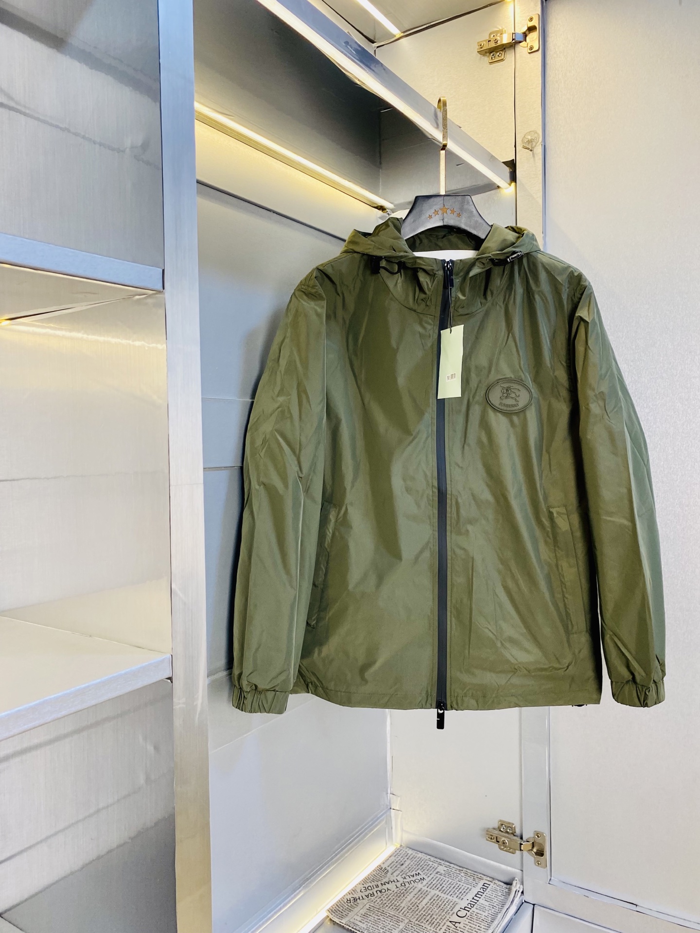 NO:600924,The original item from the official website can wear 200 pounds of Burberry 2025 autumn style!  New coat, jacket and windproof coat. High version and high quality. The same original fabric as that of Internet celebrity stars. Customized hardware and accessories. Very comfortable. A super versatile and good-looking coat. Not a common version in the market. Compare at will. Quality is absolutely guaranteed. Color pictures and colors. Sizes M-3XL,,burberry,burberry,jackets & coats,jackets & coats,alexander wang19860909官网原单货 可穿200斤巴宝莉Burberry 2025秋款！新款外套夹克防风衣 高版本高品质 原版面料网红明星同款 开模定制五金辅料 感非常舒服 超级百搭好看的一款外套 非市场普通版本 随意对比 品质绝对保证 颜色图色 尺码M-3XL,,burberry,burberry,jackets & coats,jackets & coats,alexander wang,Men's clothing