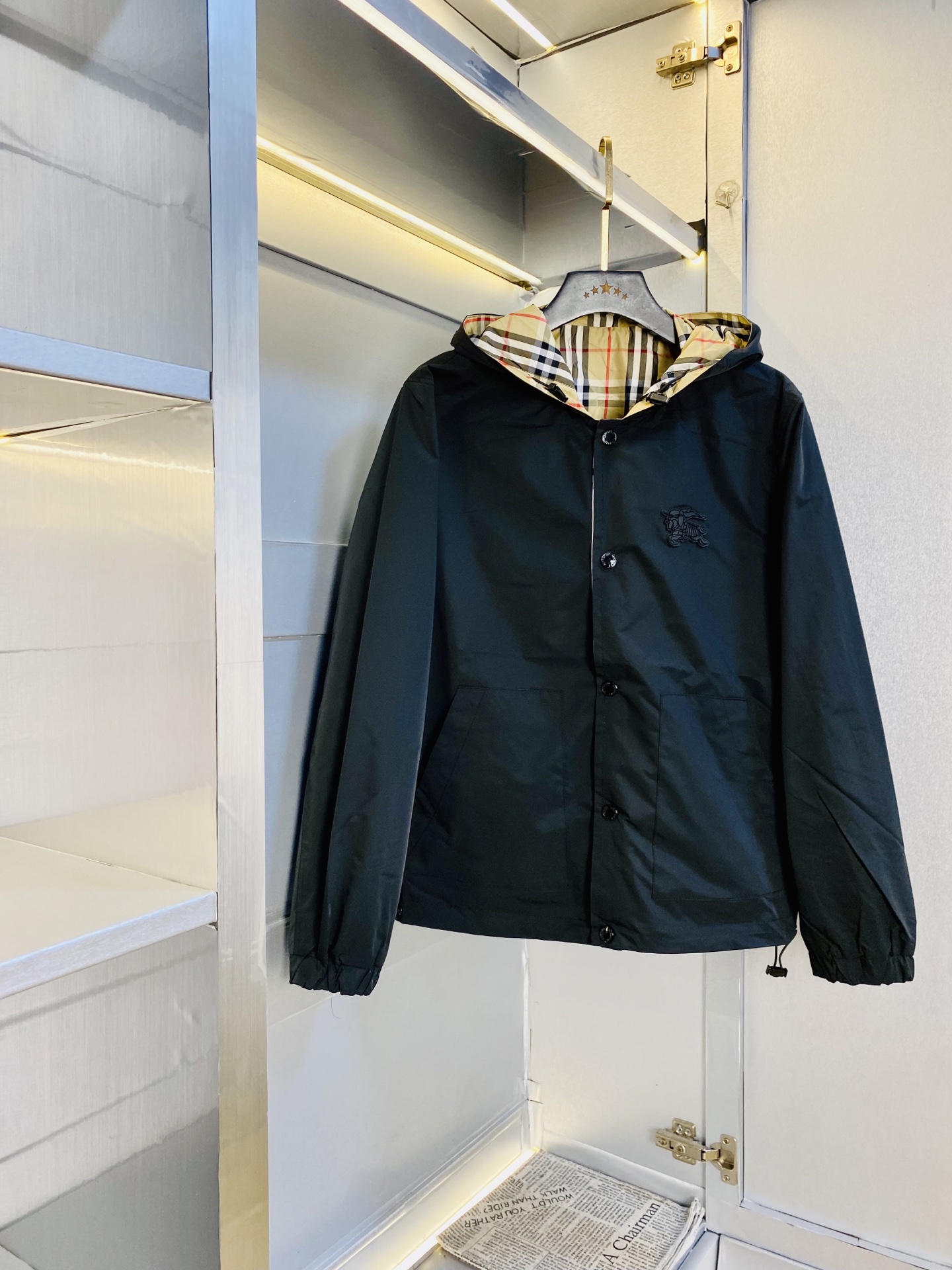 NO:643832,The original item from the official website can wear 200 pounds of Burberry autumn style!  New coat, jacket and windproof coat. High version and high quality. The same original fabric as that of Internet celebrity stars. Customized hardware and accessories. Very comfortable. A super versatile and good-looking coat. Not a common version in the market. Compare at will. Quality is absolutely guaranteed. Color pictures and colors. Sizes M-3XL,,burberry,burberry,jackets & coats,jackets & coats,alexander wang19860909官网原单货 可穿200斤巴宝莉Burberry 秋款！新款外套夹克防风衣 高版本高品质 原版面料网红明星同款 开模定制五金辅料 感非常舒服 超级百搭好看的一款外套 非市场普通版本 随意对比 品质绝对保证 颜色图色 尺码M-3XL,,burberry,burberry,jackets & coats,jackets & coats,alexander wang,Men's clothing