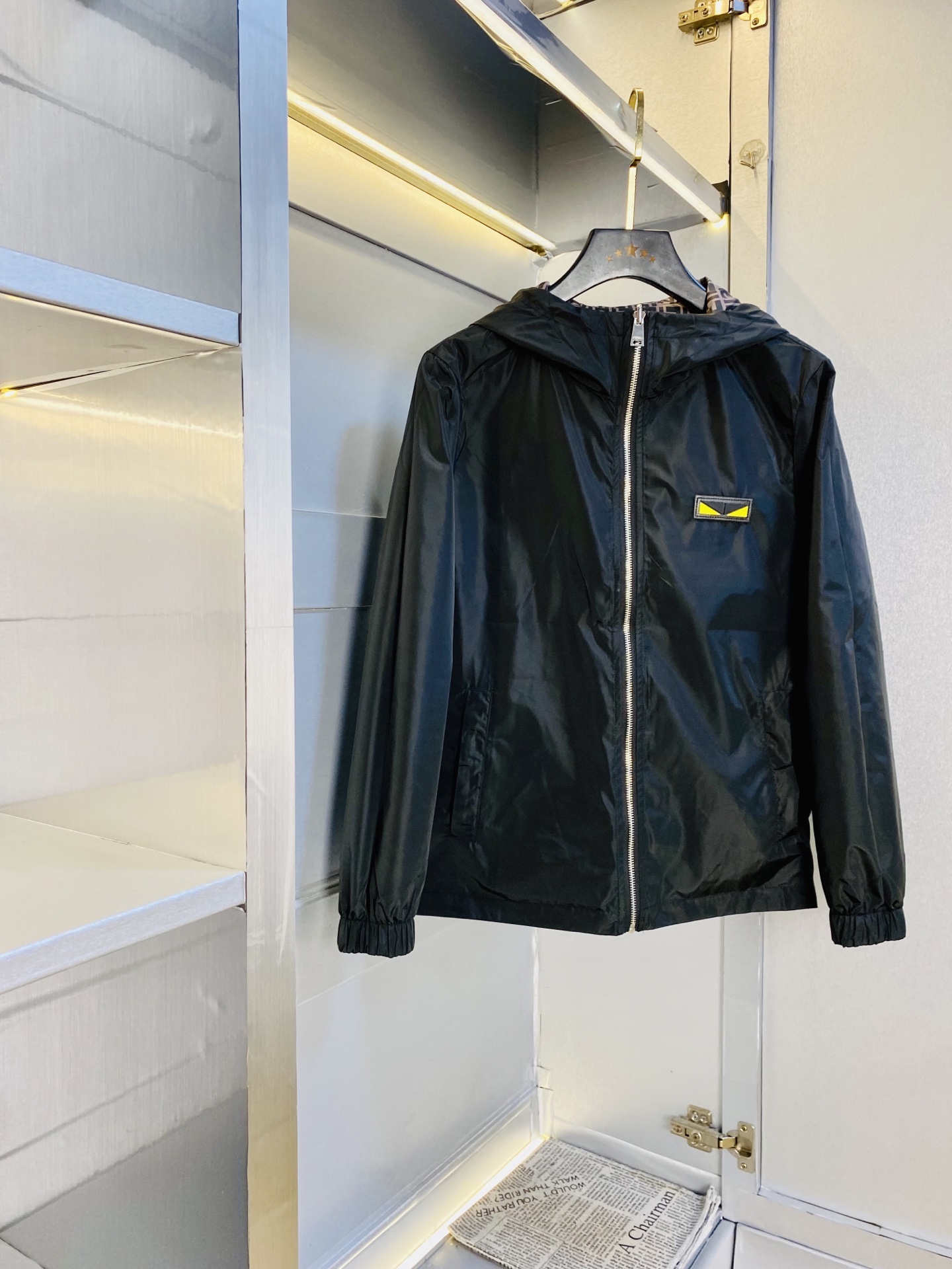 NO:600927,Reversible. Original item from the official website. Can wear 200 pounds of Fendi 2025 autumn style!  New coat, jacket and windproof coat. High version and high quality. The original fabric is the same as that of Internet celebrity stars. Mold customization of hardware and accessories. Very comfortable. Super versatile and good-looking coat. Not a common version in the market. Compare at will. Quality is absolutely guaranteed. Color pictures and colors. Sizes M-3XL,,fendi,fendi,jackets & coats,jackets & coats,alexander wang19860909双面穿 官网原单货 可穿200斤芬迪Fendi 2025秋款！新款外套夹克防风衣 高版本高品质 原版面料网红明星同款 开模定制五金辅料 感非常舒服 超级百搭好看的一款外套 非市场普通版本 随意对比 品质绝对保证 颜色图色 尺码M-3XL,,fendi,fendi,jackets & coats,jackets & coats,alexander wang,Men's clothing