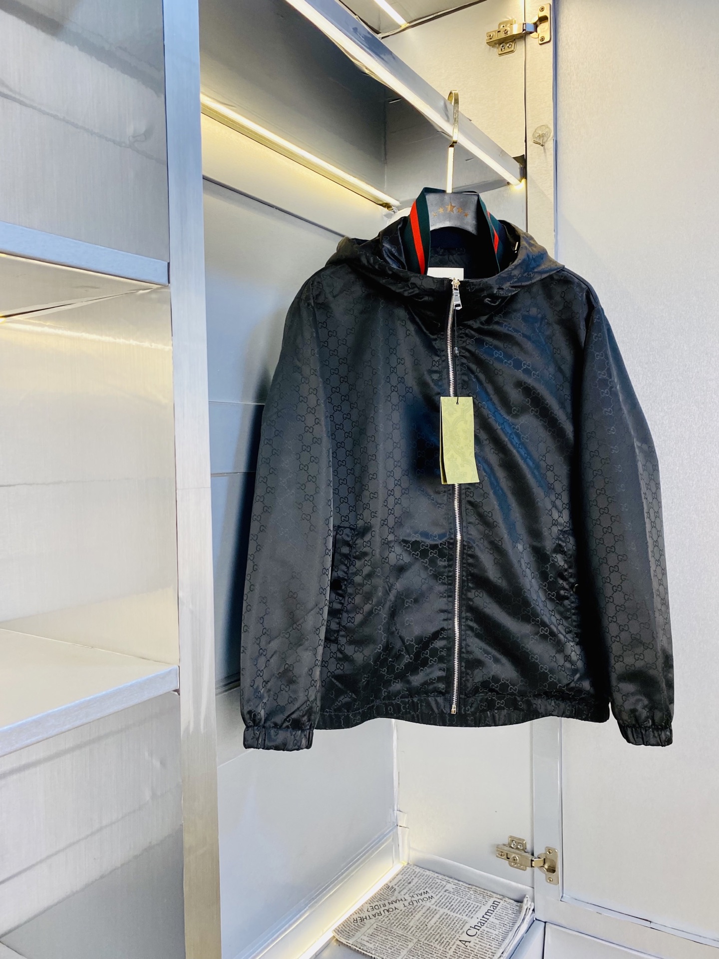 NO:600930,Original item from the official website. Can wear 200 pounds of Gucci 2025 autumn style!  New coat and windbreaker. High version and high quality. The original fabric is the same as that of Internet celebrity stars. Mold customization of hardware accessories. Very comfortable. Super versatile and good-looking coat. Not the ordinary version in the market. Compare at will. Quality is absolutely guaranteed. Color pictures and colors. Sizes M-3XL,,gucci,jackets & coats,jackets & coats,alexander wang19860909官网原单货 可穿200斤古奇Gucci 2025秋款！新款外套夹克防风衣 高版本高品质 原版面料网红明星同款 开模定制五金辅料 感非常舒服 超级百搭好看的一款外套 非市场普通版本 随意对比 品质绝对保证 颜色图色 尺码M-3XL,,gucci,jackets & coats,jackets & coats,alexander wang,Men's clothing