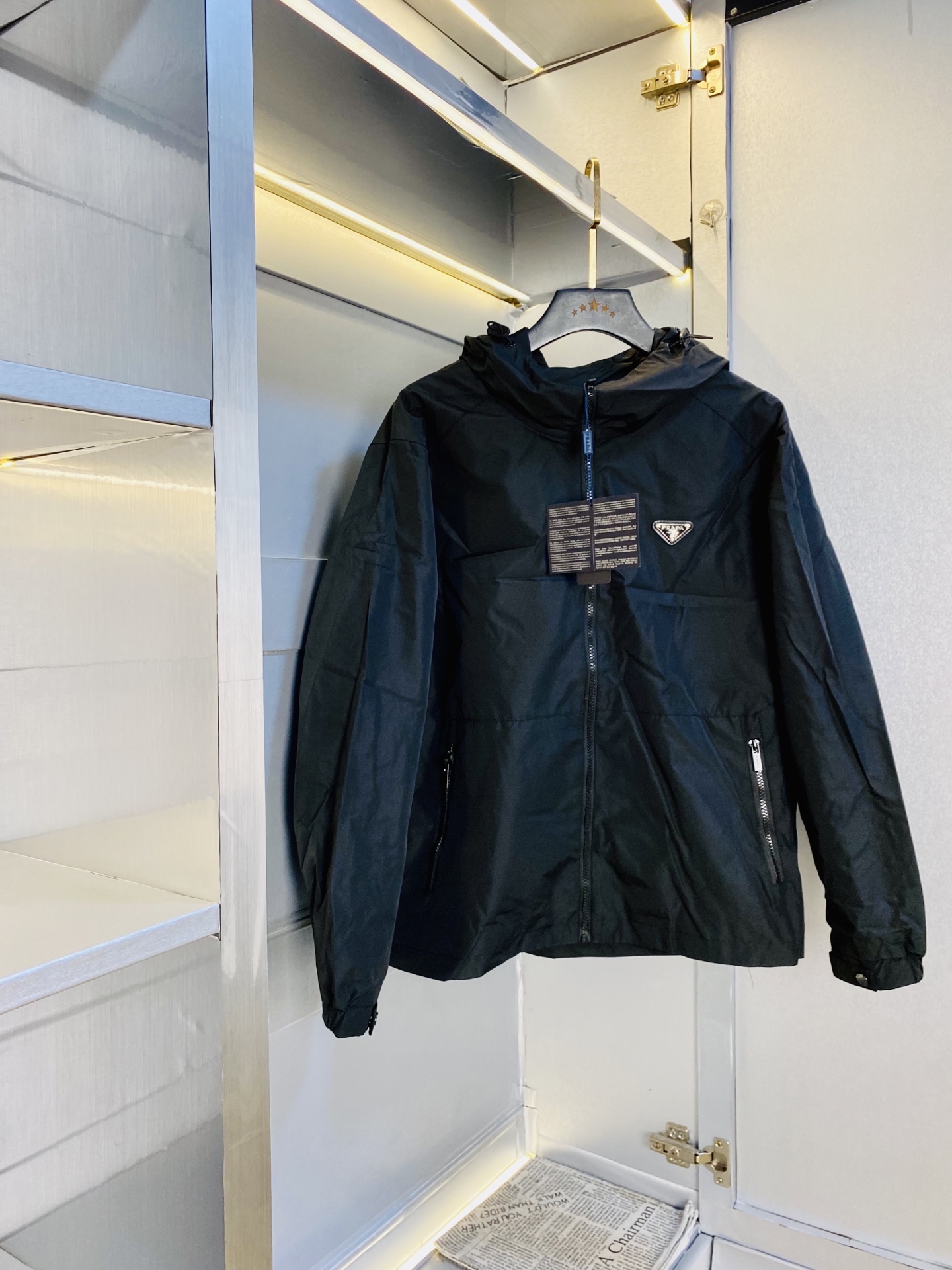 NO:646399,The original item from the official website can wear 200 pounds of Prada autumn style!  New coat, jacket and windproof coat. High version and high quality. The same original fabric as that of Internet celebrity stars. Customized hardware and accessories. Very comfortable. A super versatile and good-looking coat. Not the ordinary version in the market. Compare at will. Quality is absolutely guaranteed. Color pictures and colors. Sizes M-3XL, prada, prada, jackets & coats, jackets & coats, alexander wang19860909官网原单货 可穿200斤普拉达Prada 秋款！新款外套夹克防风衣 高版本高品质 原版面料网红明星同款 开模定制五金辅料 感非常舒服 超级百搭好看的一款外套 非市场普通版本 随意对比 品质绝对保证 颜色图色 尺码M-3XL,,prada,prada,jackets & coats,jackets & coats,alexander wang,Men's clothing