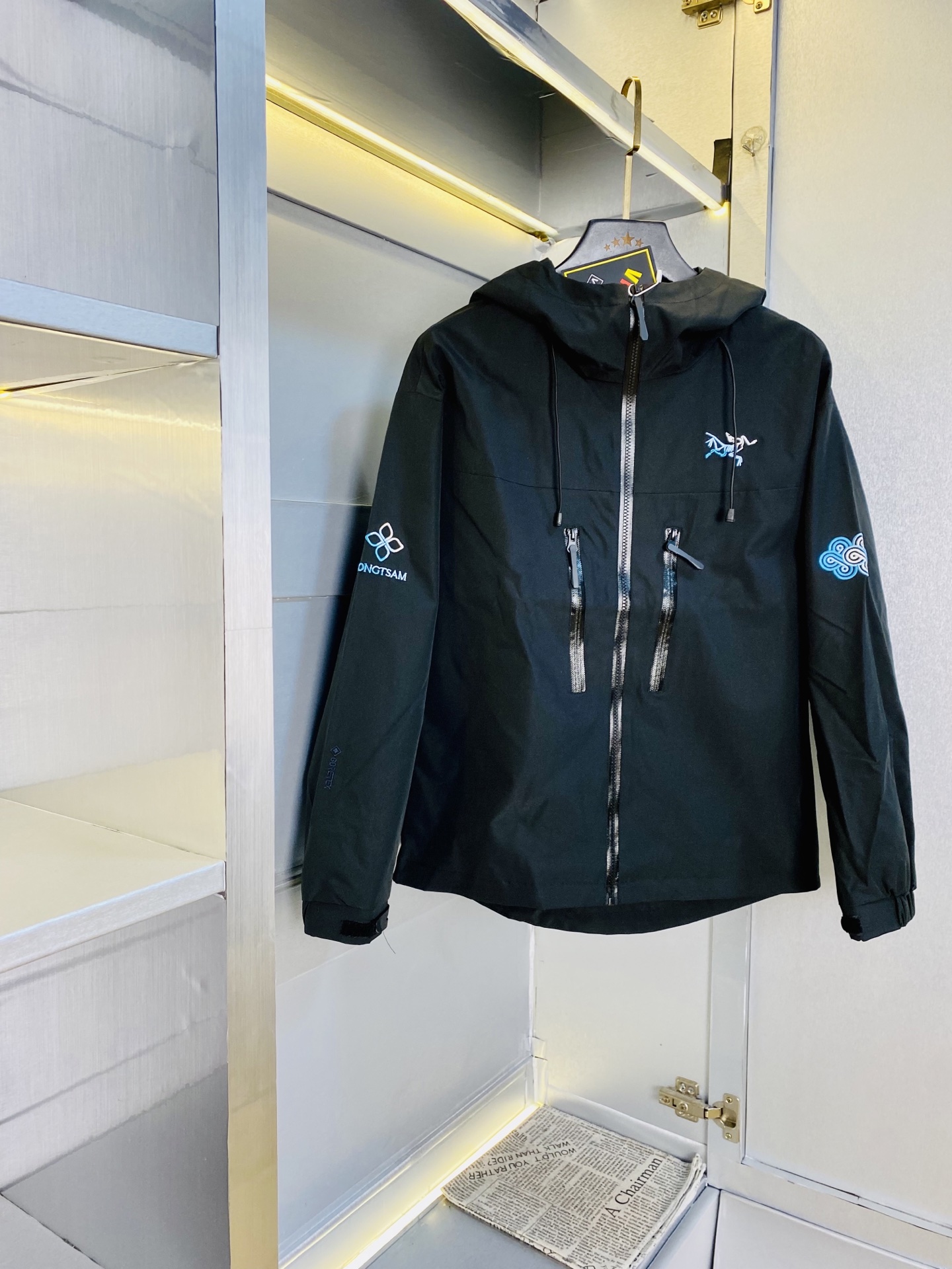 NO:598694,The original item from the official website can wear 200 pounds of Arcteryx 2025 autumn style!  New coat, jacket and windproof coat. High version and high quality. The same original fabric as that of Internet celebrity stars. Customized hardware and accessories. Very comfortable. Super versatile and good-looking coat. Non-market ordinary version. Compare at will. Quality is absolutely guaranteed. Color pictures and colors. Size M-3XL,arc'teryx,jackets & coats,jackets & coats,alexander wang19860909官网原单货 可穿200斤始祖鸟Arcteryx 2025秋款！新款外套夹克防风衣 高版本高品质 原版面料网红明星同款 开模定制五金辅料 感非常舒服 超级百搭好看的一款外套 非市场普通版本 随意对比 品质绝对保证 颜色图色 尺码M-3XL,arc'teryx,jackets & coats,jackets & coats,alexander wang,Men's clothing