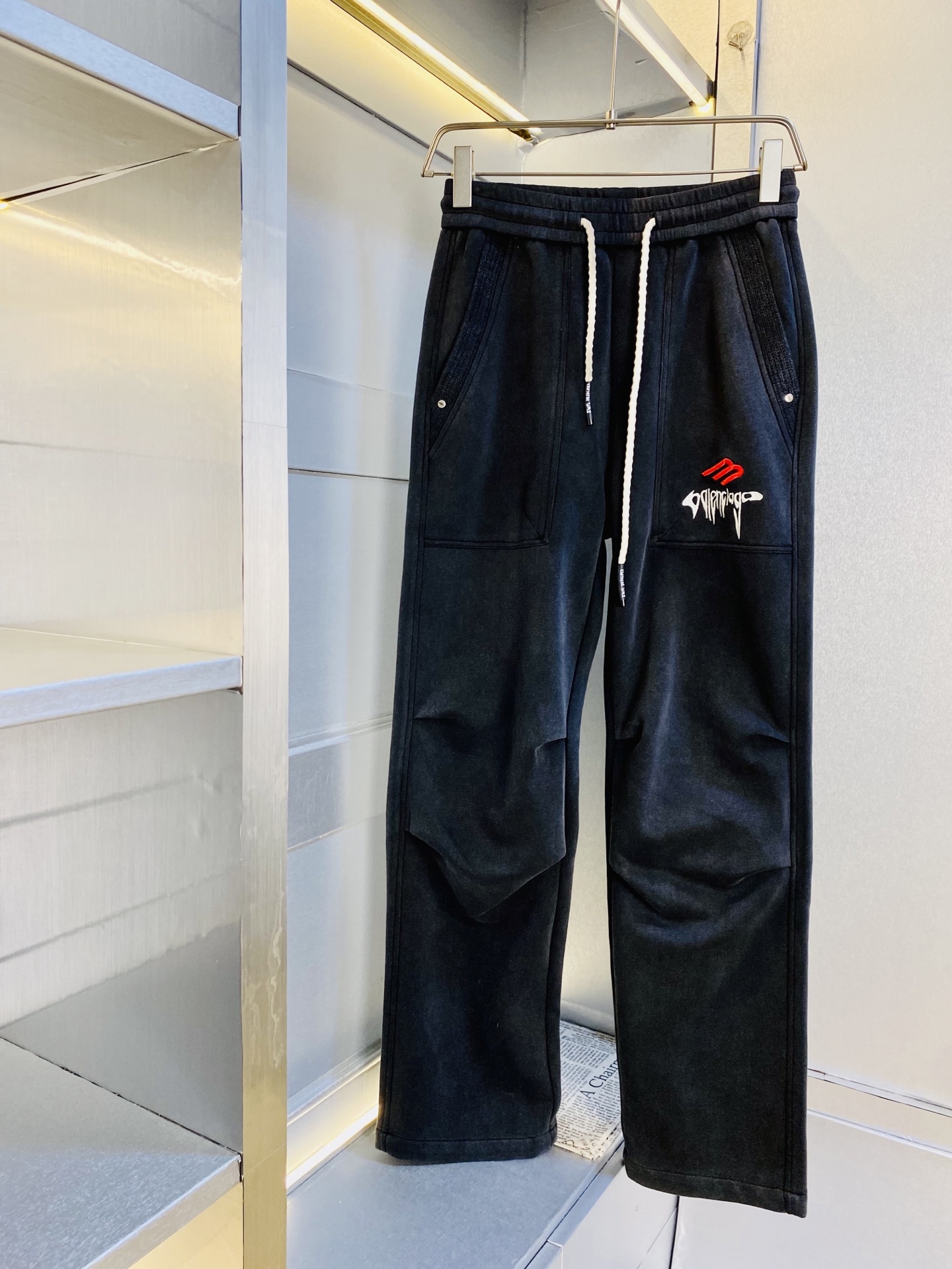 NO:726603,Support replacement after the year!  Original item from the official website, can wear 220 pounds Balenciaga, simple and fashionable, autumn and winter casual pants, sweatpants, elastic pants, trousers, straight pants, very comfortable to wear, low-key yet luxurious, very classy to wear, no need to say much about the trousers style and cut, the upper body is exquisite and vivid. Really first-class and top-quality materials, truly palace-level casual pants and elastic pants, using Turkish cotton to produce the most famous denim fabric  The quality is outstanding, the pants are very soft after heavy washing!  The straight-leg version is not picky and the upper body is absolutely stylish. The expert design is extremely luxurious. Size: M-4XL,,balenciaga,balenciaga,19860909支持年后退换！ 官网原单货 可穿220斤巴黎世家Balenciaga 简约时尚 秋冬款休闲裤卫裤松紧裤长裤直筒裤身穿着非常舒适 低调不失奢华 穿出去非常有档次,裤型款式和裁剪亦无需多言 上身精致跃然.真正一等一顶级质料 真正殿堂级的休闲裤松紧裤,选用土耳其的棉花 生产出最有名的单宁布 品质卓然,经过重水洗使得裤子很柔软！直脚的版型 不挑人 上身绝对的有型 达人设计 极度奢华.码数:M-4XL,,balenciaga,balenciaga,,Men's clothing