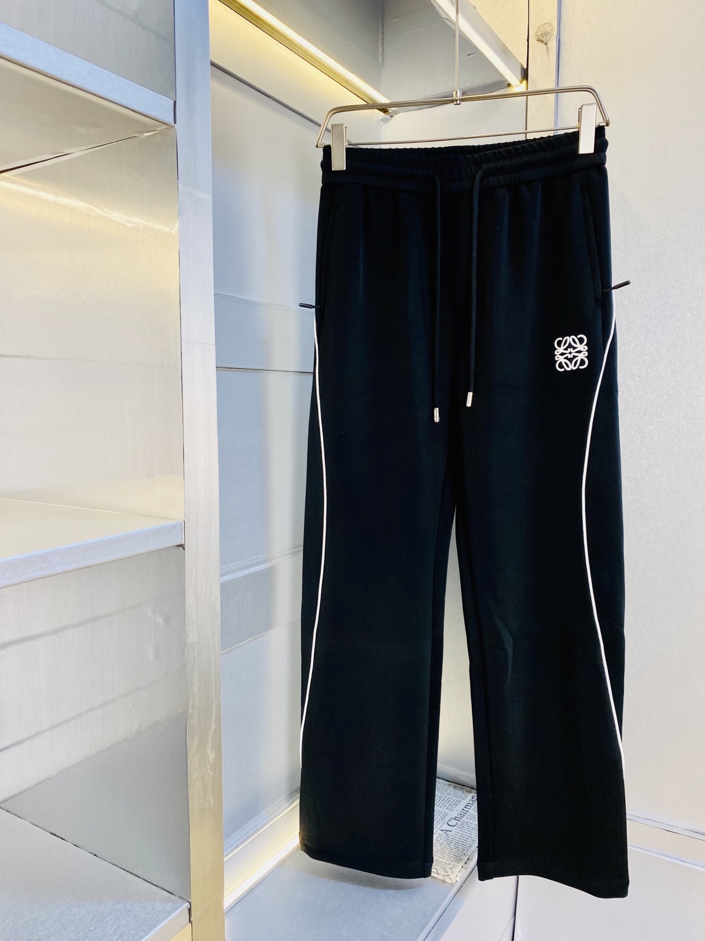 NO:743561,Original item from the official website Can wear 220 pounds Loewe Simple and fashionable autumn and winter casual pants, sweatpants, elastic pants, trousers, straight pants, very comfortable to wear, low-key yet luxurious, very classy to wear, no need to say much about the trousers style and tailoring, the upper body is exquisite and vivid. Really first-class and top-quality materials, truly palace-level casual pants and elastic pants, using Turkish cotton to produce the most famous denim fabric  The quality is outstanding, the pants are very soft after heavy washing!  The straight-leg version is not picky and the upper body is absolutely stylish. The expert design is extremely luxurious. Size: M-4XL,,loewe,loewe,19860909官网原单货 可穿220斤罗意威Loewe 简约时尚 秋冬款休闲裤卫裤松紧裤长裤直筒裤身穿着非常舒适 低调不失奢华 穿出去非常有档次,裤型款式和裁剪亦无需多言 上身精致跃然.真正一等一顶级质料 真正殿堂级的休闲裤松紧裤,选用土耳其的棉花 生产出最有名的单宁布 品质卓然,经过重水洗使得裤子很柔软！直脚的版型 不挑人 上身绝对的有型 达人设计 极度奢华.码数:M-4XL,,loewe,loewe,,Men's clothing