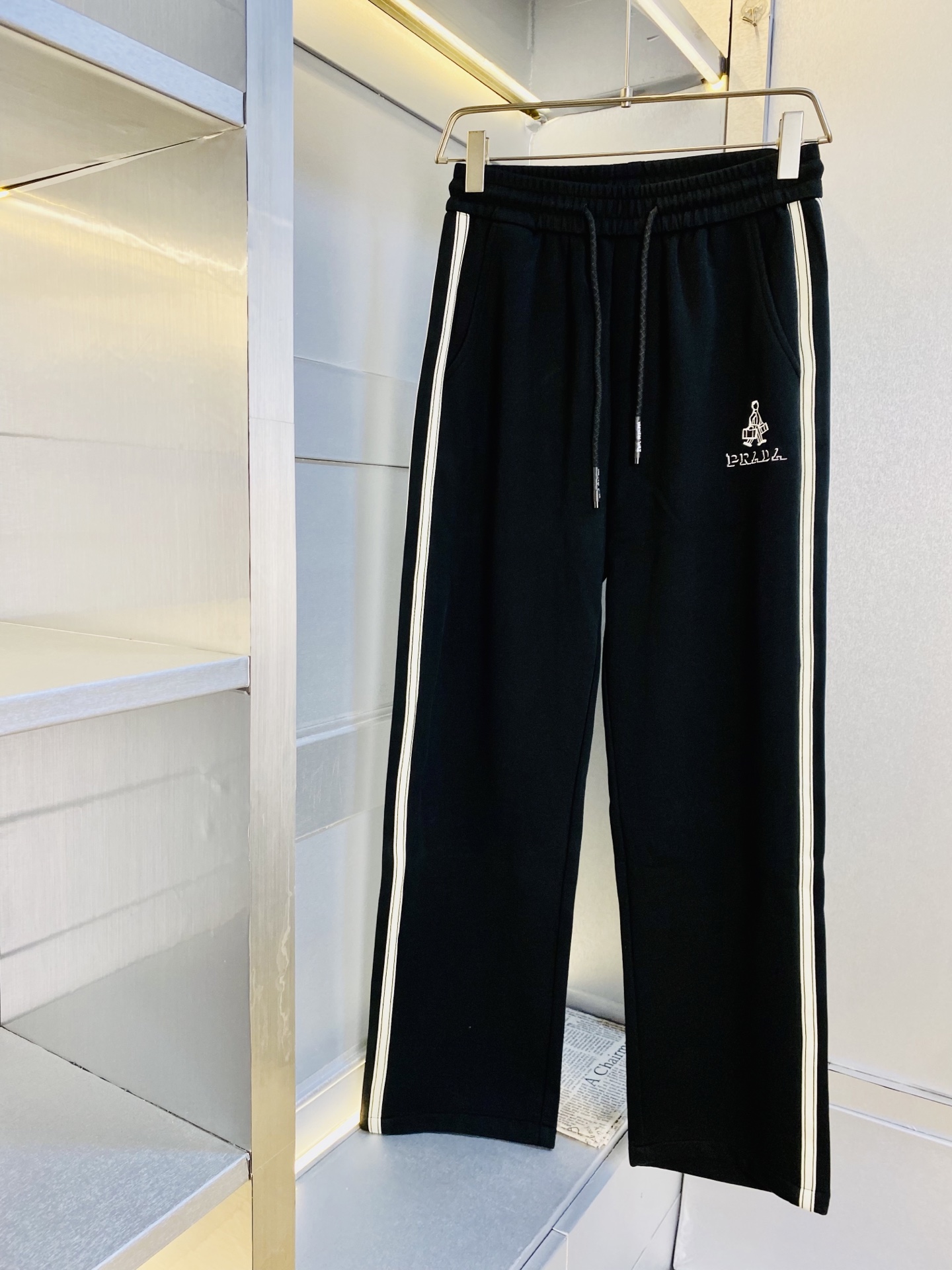 NO:726613,Support replacement after the year!  Original item from the official website. Can wear 220 pounds. Prada is simple and fashionable. Autumn and winter casual pants, sweatpants, elastic pants, trousers, straight pants, very comfortable to wear, low-key yet luxurious. It is very classy to wear, and the style and cut of the pants need no introduction. The upper body is exquisite and vivid. Really first-class and top-quality materials. Really top-grade casual pants and elastic pants, using Turkish cotton to produce the most famous denim fabric. The quality is outstanding, and the pants are very soft after heavy washing!  The straight-leg version is not picky, the upper body is absolutely stylish, the expert design is extremely luxurious. Size: M-4XL,, prada, prada,19860909支持年后退换！ 官网原单货 可穿220斤普拉达Prada简约时尚 秋冬款休闲裤卫裤松紧裤长裤直筒裤身穿着非常舒适 低调不失奢华 穿出去非常有档次,裤型款式和裁剪亦无需多言 上身精致跃然.真正一等一顶级质料 真正殿堂级的休闲裤松紧裤,选用土耳其的棉花 生产出最有名的单宁布 品质卓然,经过重水洗使得裤子很柔软！直脚的版型 不挑人 上身绝对的有型 达人设计 极度奢华.码数:M-4XL,,prada,prada,,Men's clothing