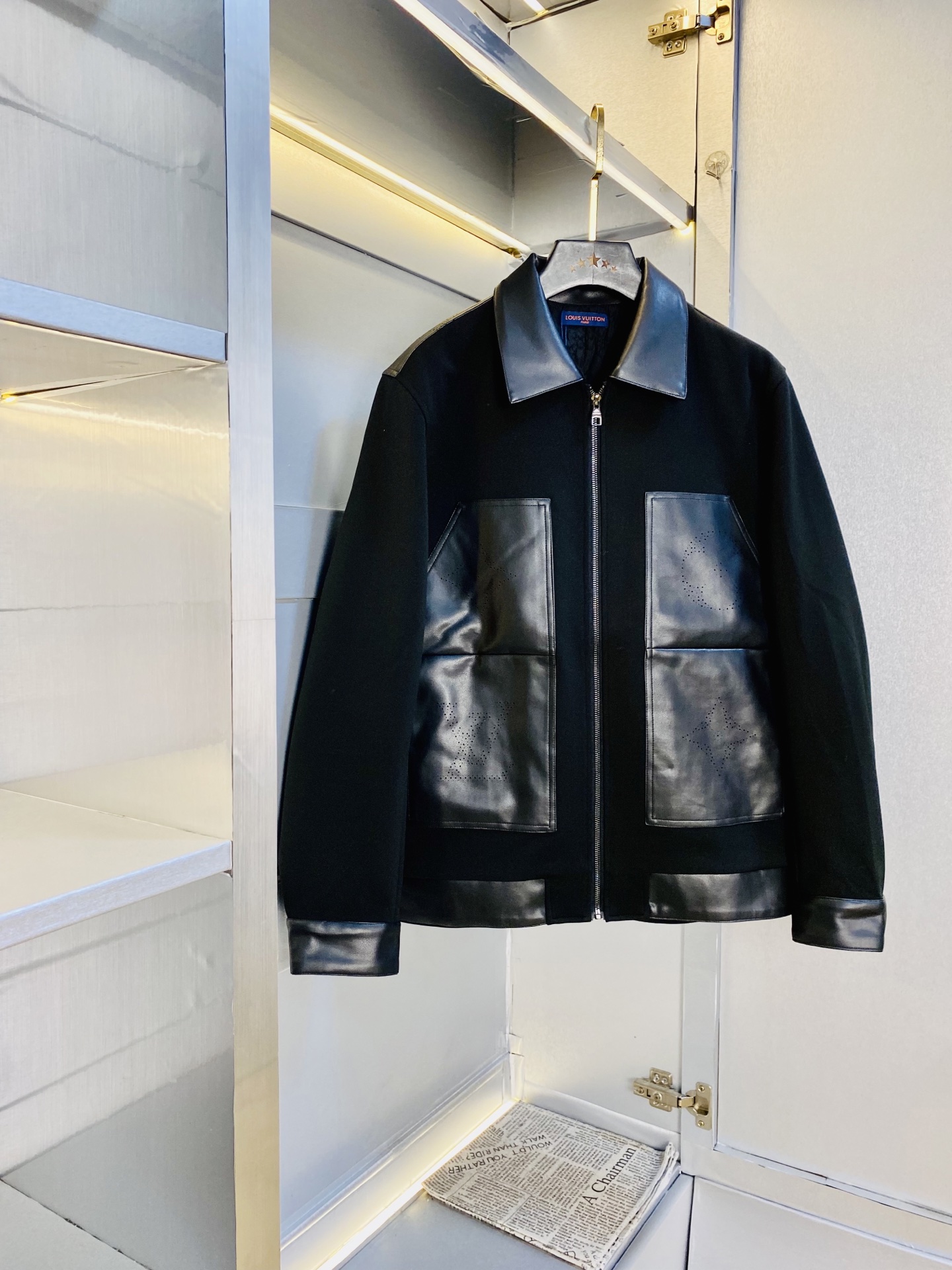 NO:726610,Support replacement after the year!  Genuine leather jacket!  Original item from the official website. Wearable Louis Vuitton Lv 2025 winter style!  New sheepskin leather jacket, cotton jacket, sheepskin stitched with wool!  High version and high quality. The same original fabric as the Internet celebrity star. Customized hardware and accessories. Very comfortable. A super versatile and good-looking jacket. Not an ordinary version in the market. Compare at will. Quality is absolutely guaranteed. Color pictures. Sizes M-3XL (175/130 pounds wear M),, louis vuitton, louis vuitton, jackets & coats, leather jacket, sheepskin,19860909支持年后退换！ 真皮皮衣！ 官网原单货 可穿斤路易威登Lv 2025冬款！新款绵羊皮皮衣棉衣棉服外套 绵羊皮拼接羊毛！ 高版本高品质 原版面料网红明星同款 开模定制五金辅料 感非常舒服 超级百搭好看的一款外套 非市场普通版本 随意对比 品质绝对保证 颜色图色 尺码M-3XL（175/130斤穿M）,,louis vuitton,louis vuitton,jackets & coats,leather jacket,sheepskin,,Men's clothing